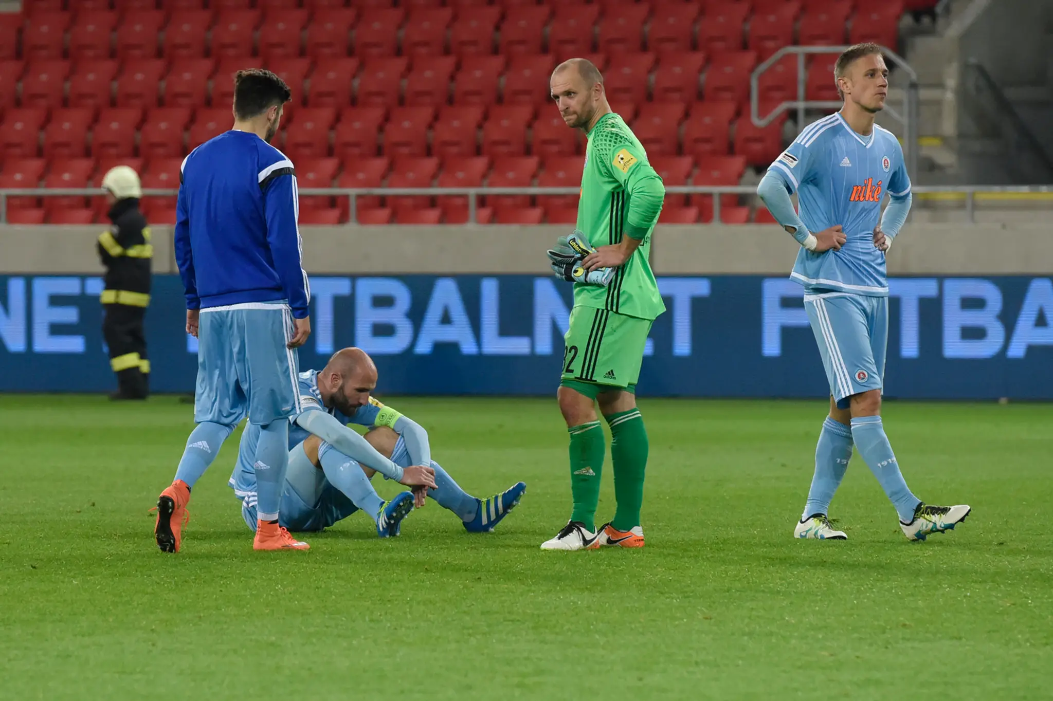 Sklamaní futbalisti Slovana po finále Slovenského pohára - sprava Kornel Saláta, brankár Ján Mucha a Róbert Vittek. 