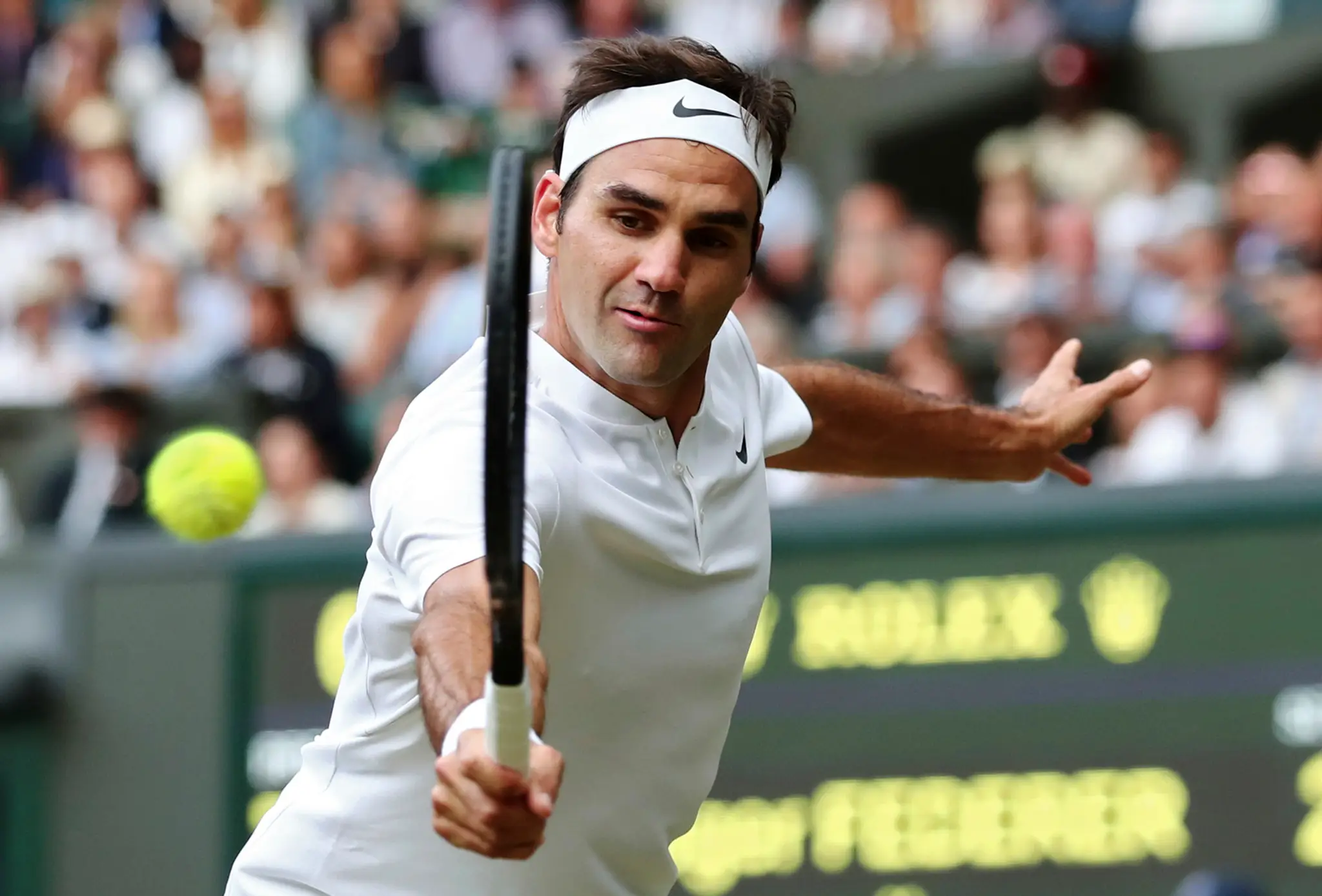 Roger Federer počas semifinále Wimbledonu proti Tomášovi Berdychovi.