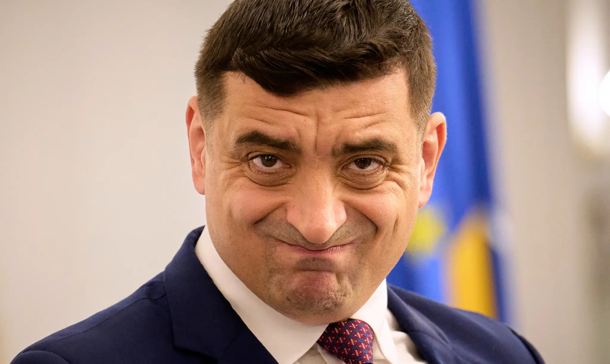 Kandidát krajne pravicovej Aliancie za zjednotenie Rumunov (AUR) George Simion pred druhým kolom opakovaných prezidentských volieb v Rumunsku.
