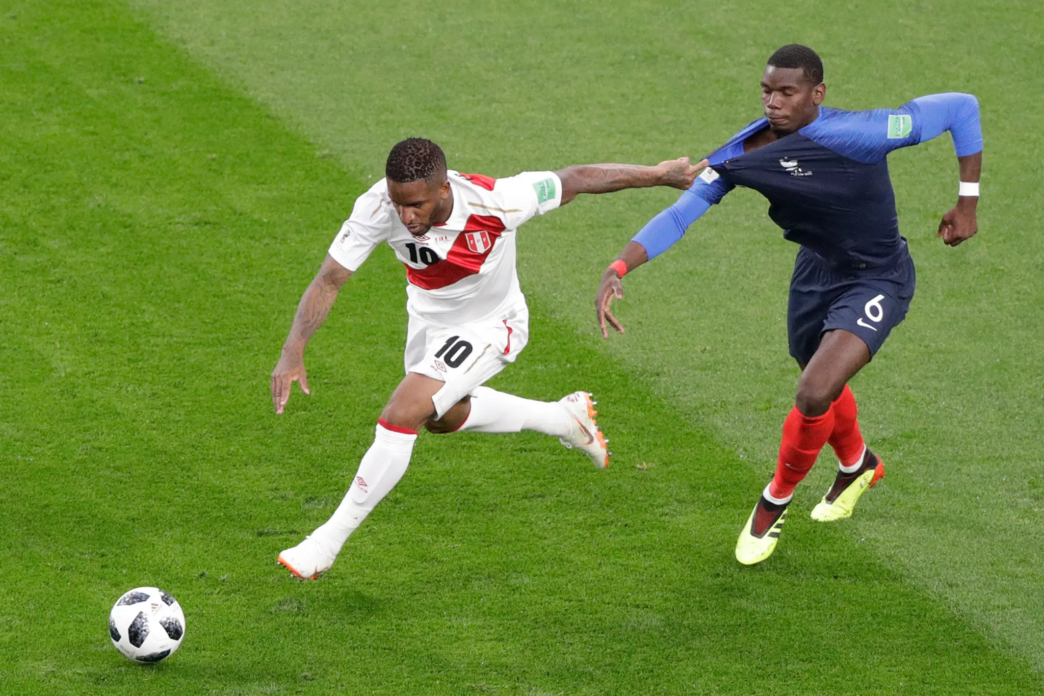 Farfan v súboji s Pogbom.
