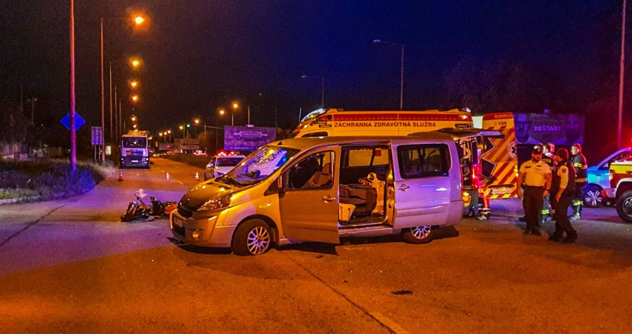 Na snímke polícia dokumentuje miesto po tragickej nehode v Košiciach.