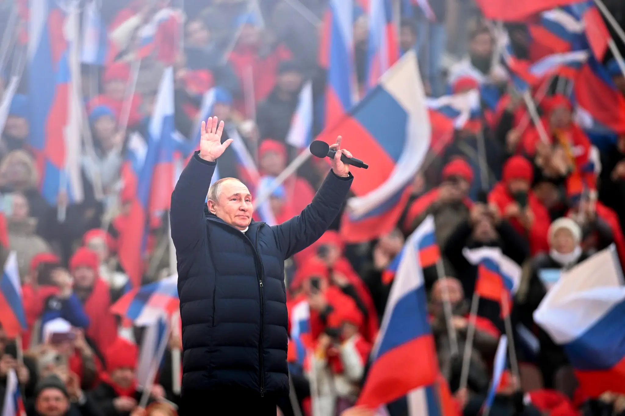 Ruský prezident Vladimir Putin zdraví ľudí po jeho prejave na koncerte, ktorý sa konal pri príležitosti ôsmeho výročia vyhlásenia Krymskej republiky.
