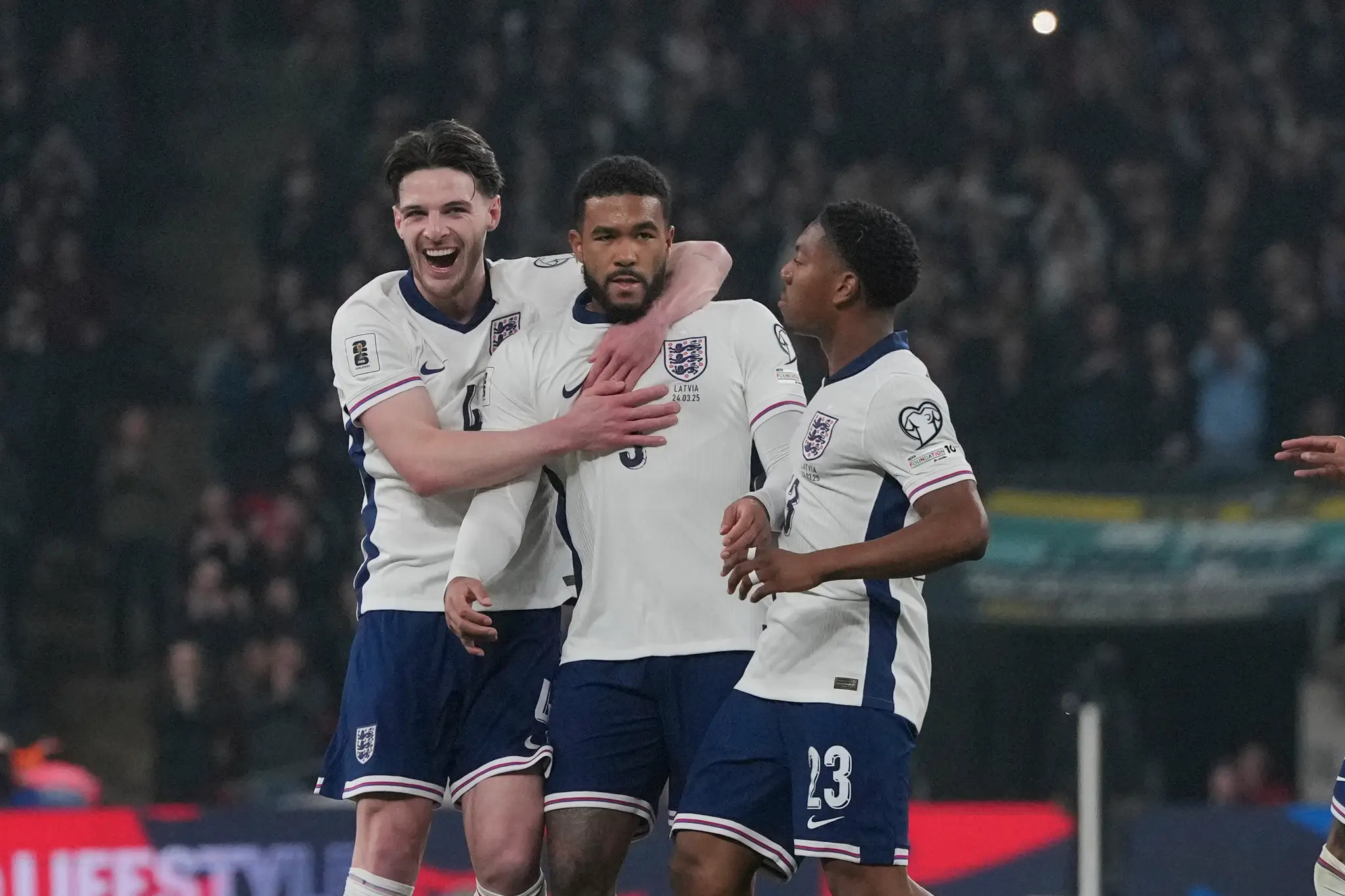 Anglický futbalista Reece James (uprostred) sa teší so spoluhráčmi z gólu