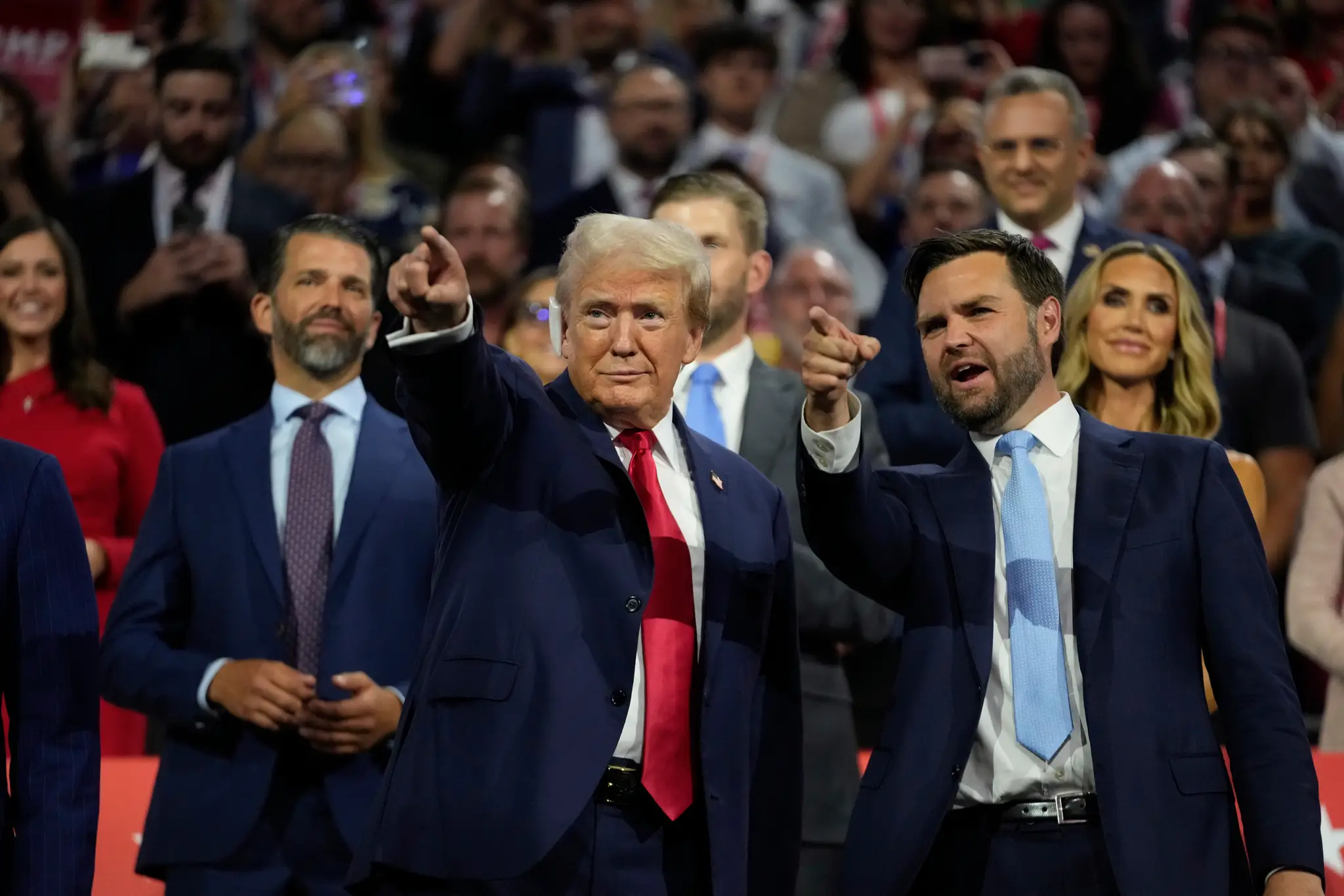 Republikánsky prezidentský kandidát Donald Trump (vľavo) a senátor za štát Ohio a republikánsky kandidát na amerického viceprezidenta  J. D. Vance (vpravo) počas nominačného zjazdu.