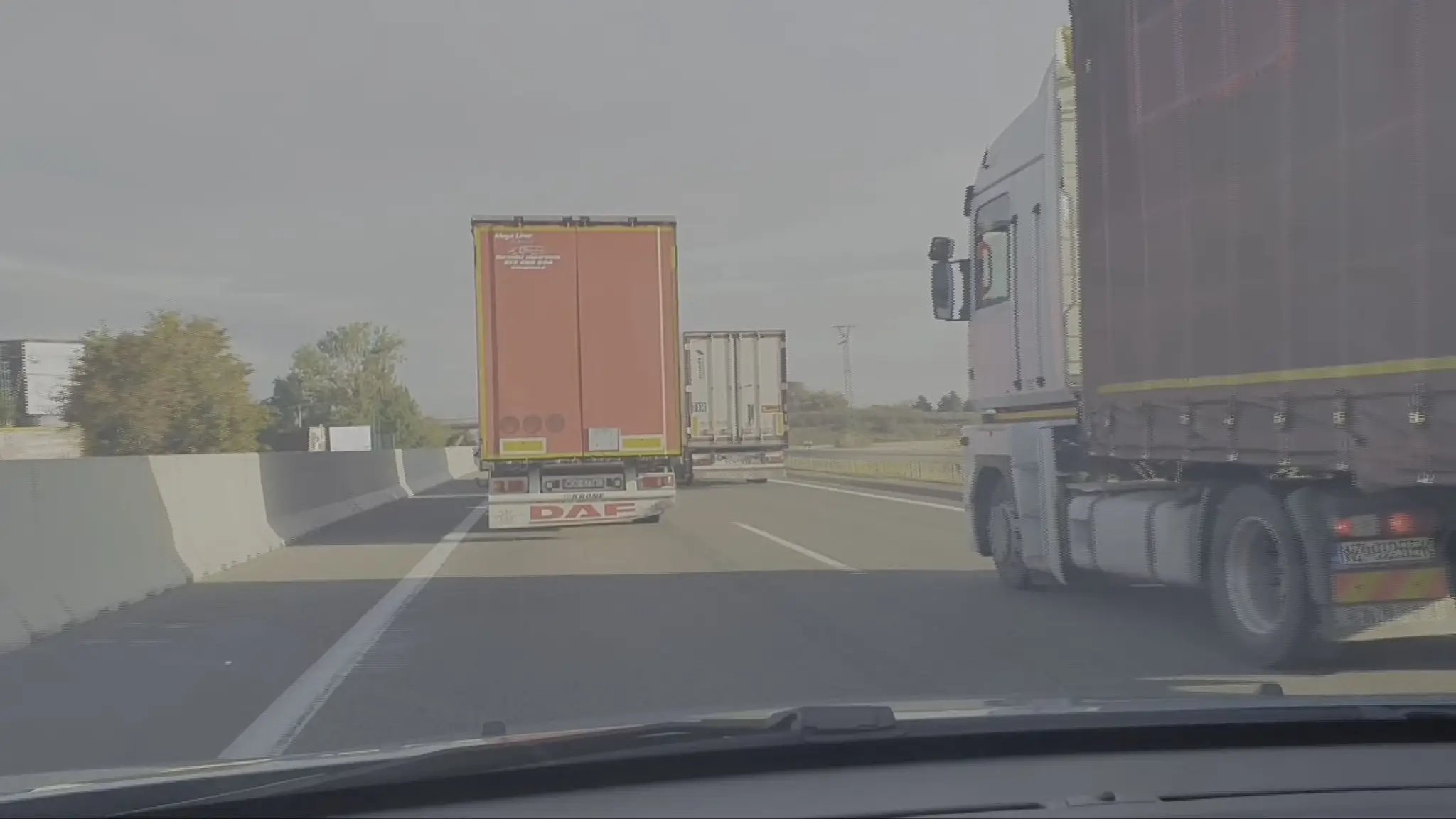 Predbiehajúce sa kamióny