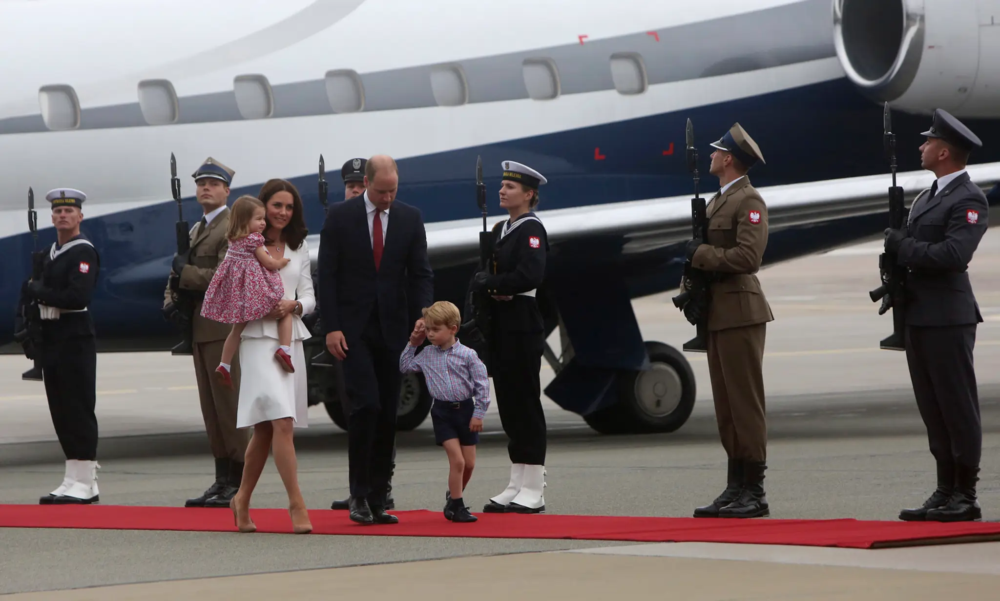 Kate a William sú už v Poľsku. Prišli aj s deťmi
