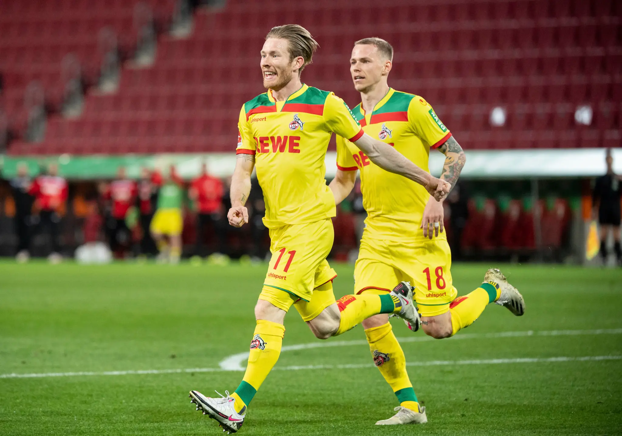 Zľava Florian Kainz a Ondrej Duda z Kolína oslavujú gól na pôde Augsburgu.