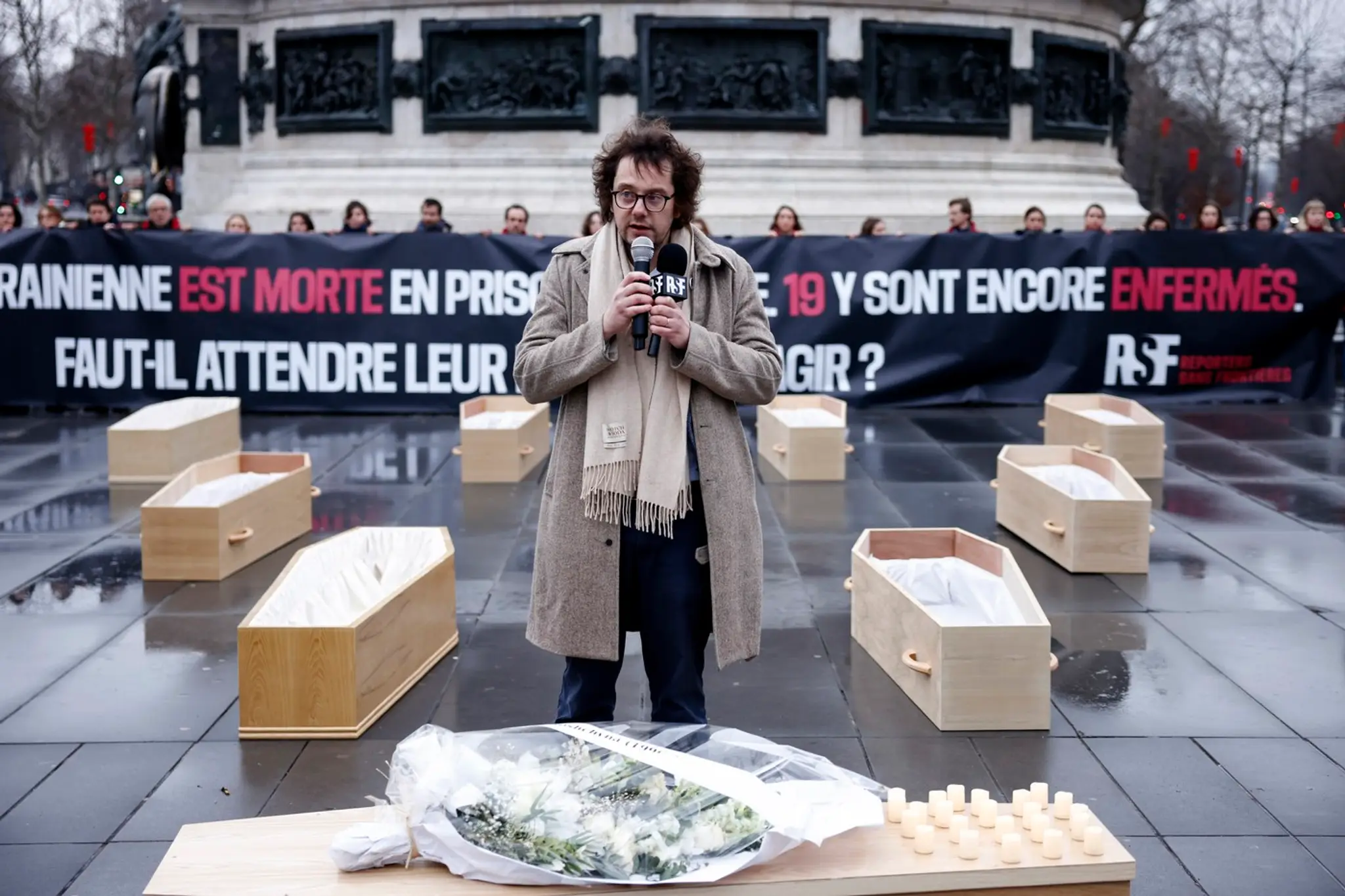 Generálny riaditeľ organizácie Reportéri bez hraníc Thibaut Bruttin (v strede) prednáša prejav počas demonštrácie s rakvami symbolizujúcimi ukrajinských novinárov zadržaných v Rusku.