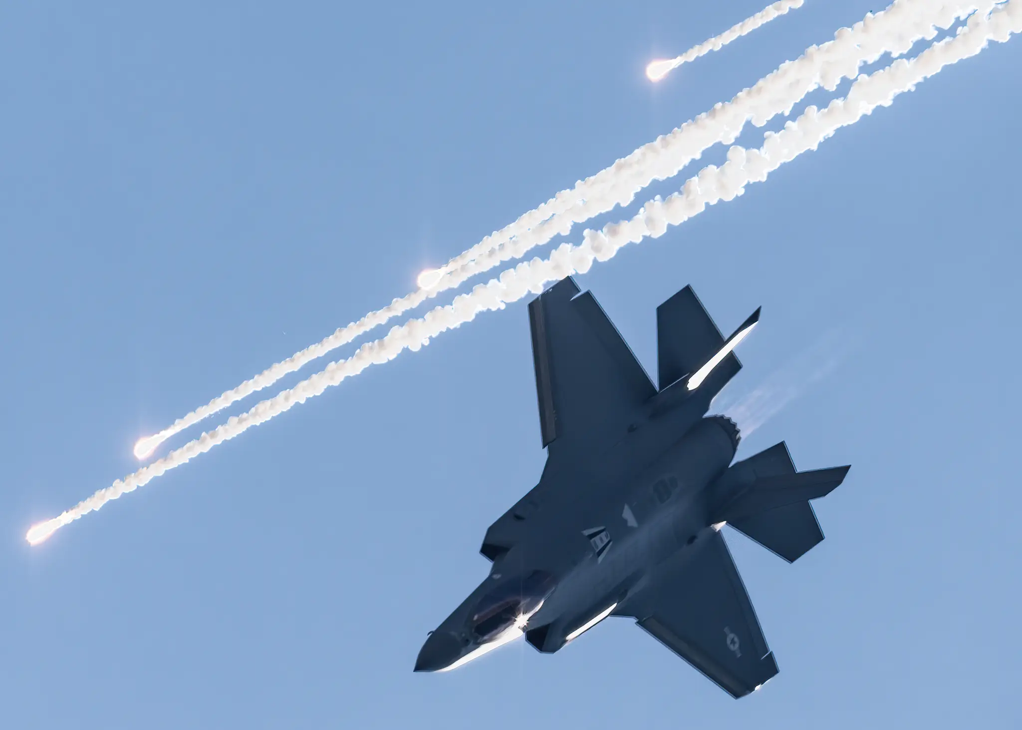 F-35 a svetlice 
