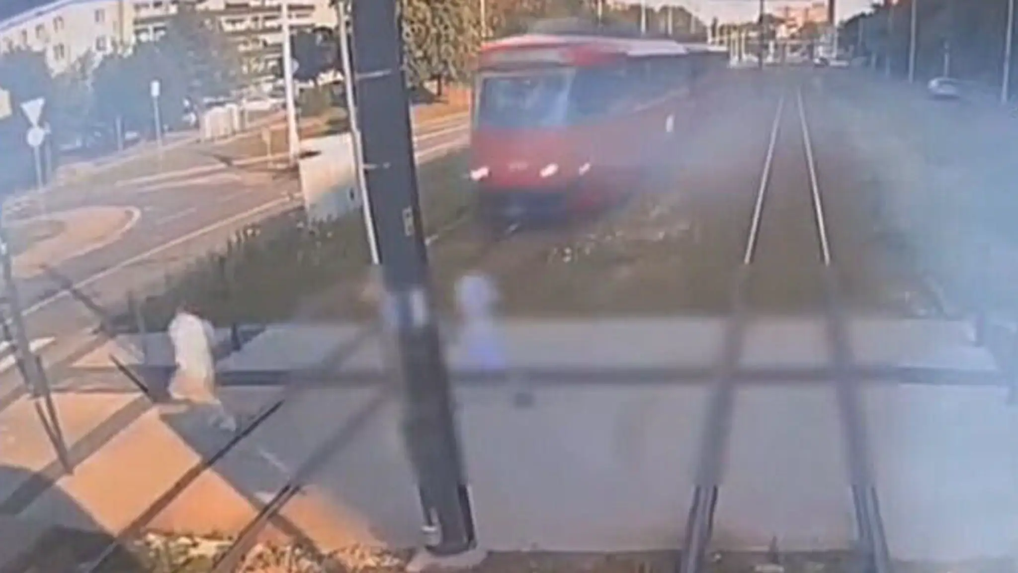 Malý chlapec akoby zázrakom prežil stret s električkou. 