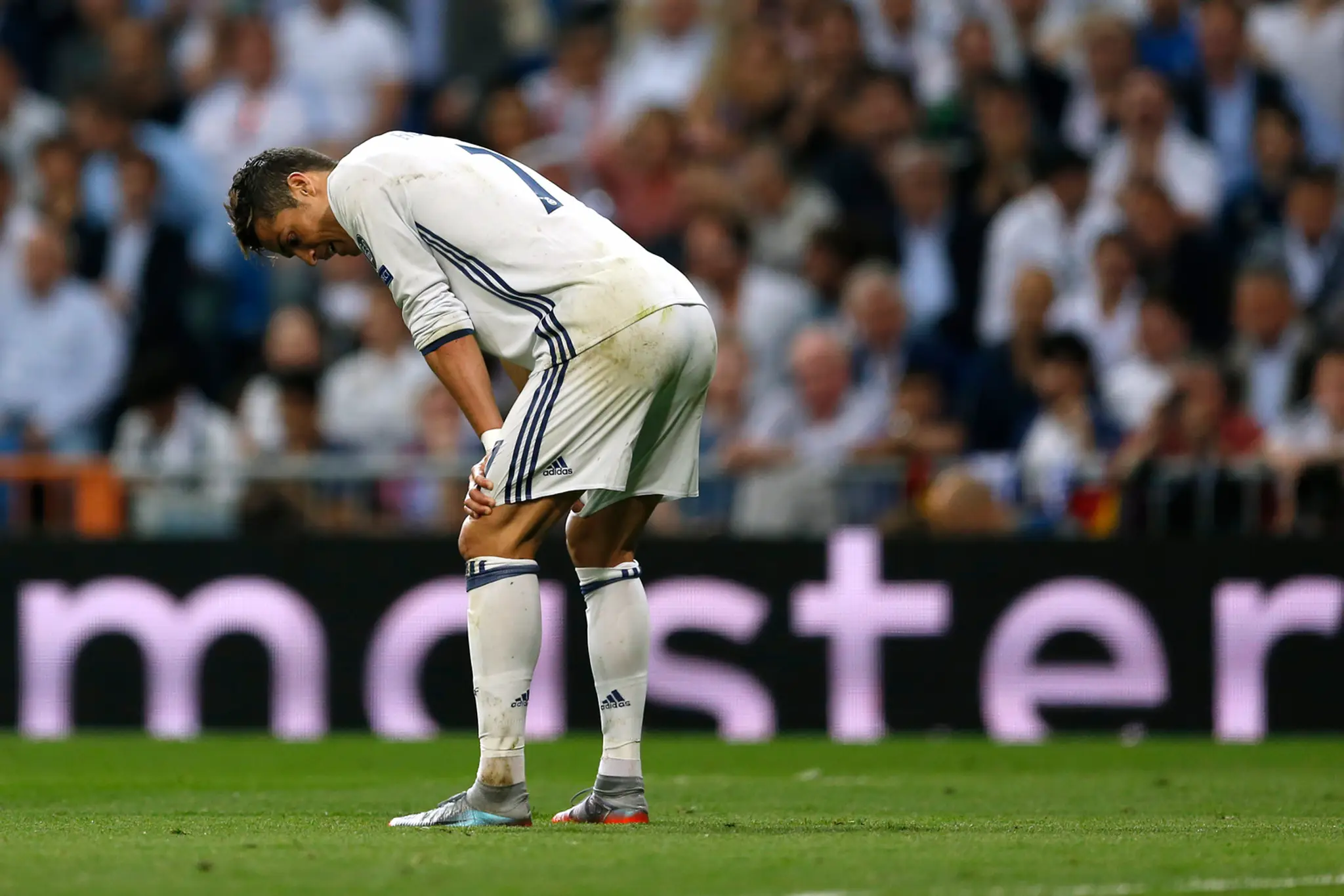 Sklamaný Cristiano Ronaldo z Realu v odvete štvrťfinále LM proti Bayernu.