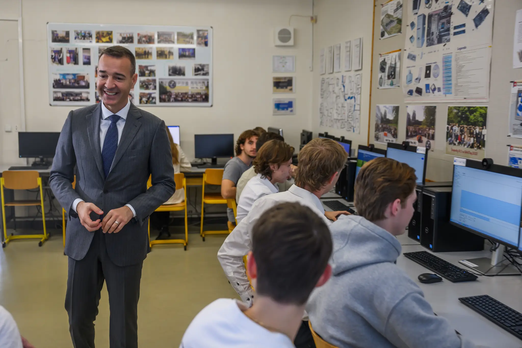 Minister školstva Tomáš Drucker odovzdal prvú techniku v rámci programu DigiEDU a predstavil cielenú podporu pre školy na prácu s technikou a novými programami