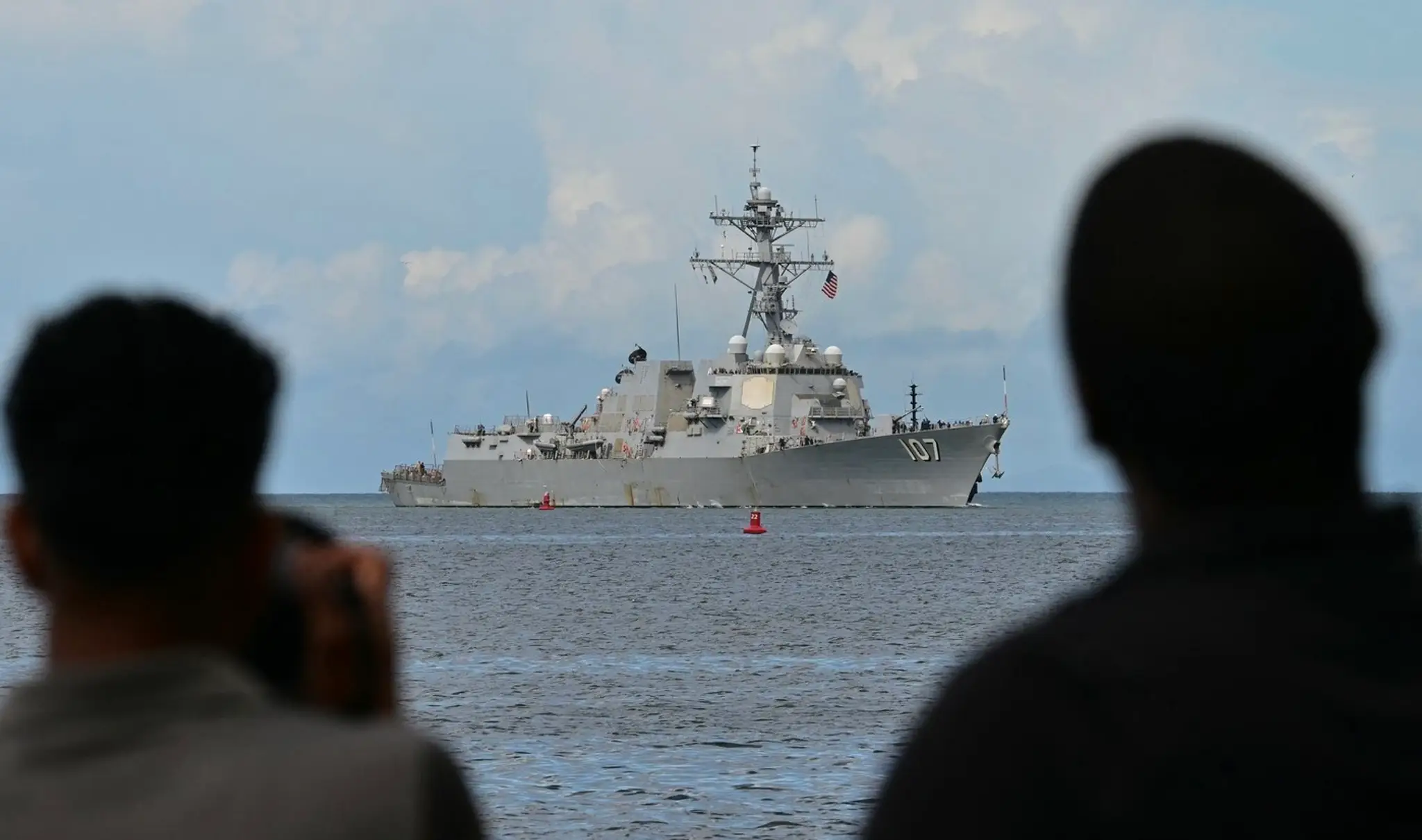 Torpédoborec USS Gravely dorazil do prístavu Port of Spain.