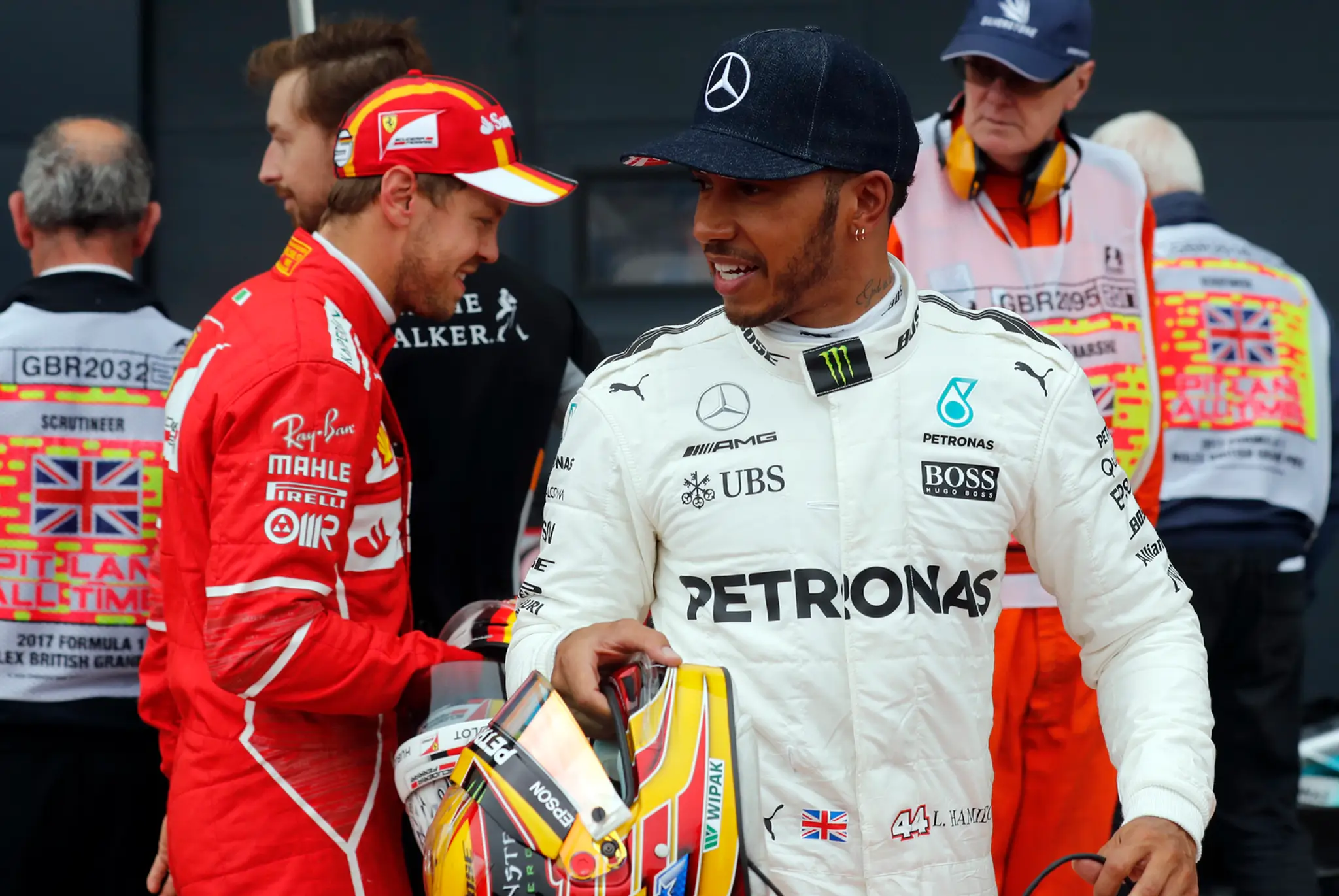 Lewis Hamilton a Sebastian Vettel po skončení kvalifikácie na Veľkú cenu Veľkej Británie.