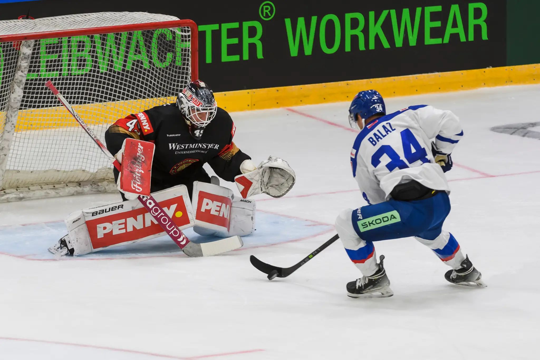 Na snímke sprava Jozef Baláž (Slovensko) a brankár  Tobias Ancicka (Nemecko).