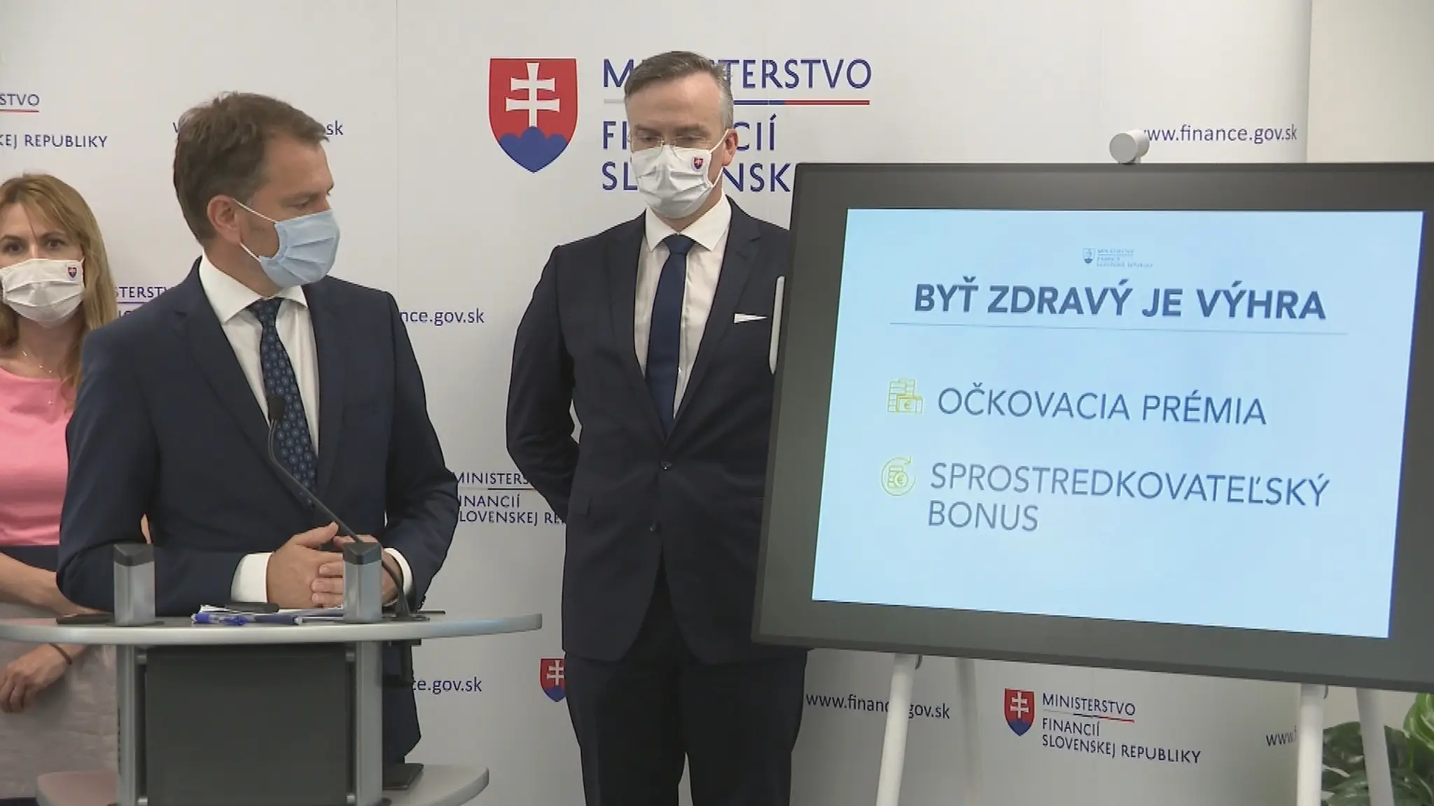 Igor Matovič predstavuje lotériu.