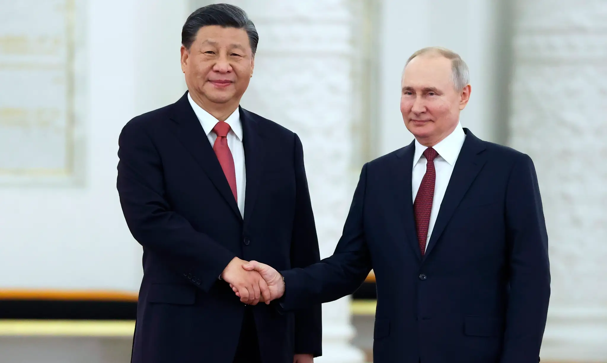 Ruský prezident Vladimir Putin (vpravo) a čínsky prezident Si Ťin-pching si podávajú ruky počas uvítacieho ceremoniálu 21. marca 2023 v Moskve.