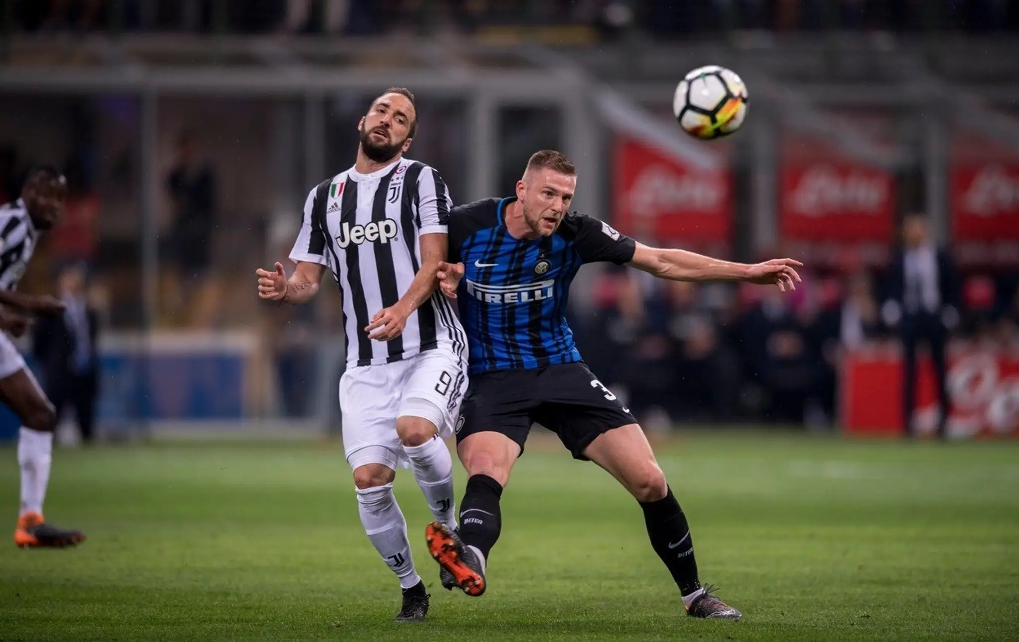 Milan Škriniar (vpravo) v súboji o loptu s Gonzalom Higuaínom.