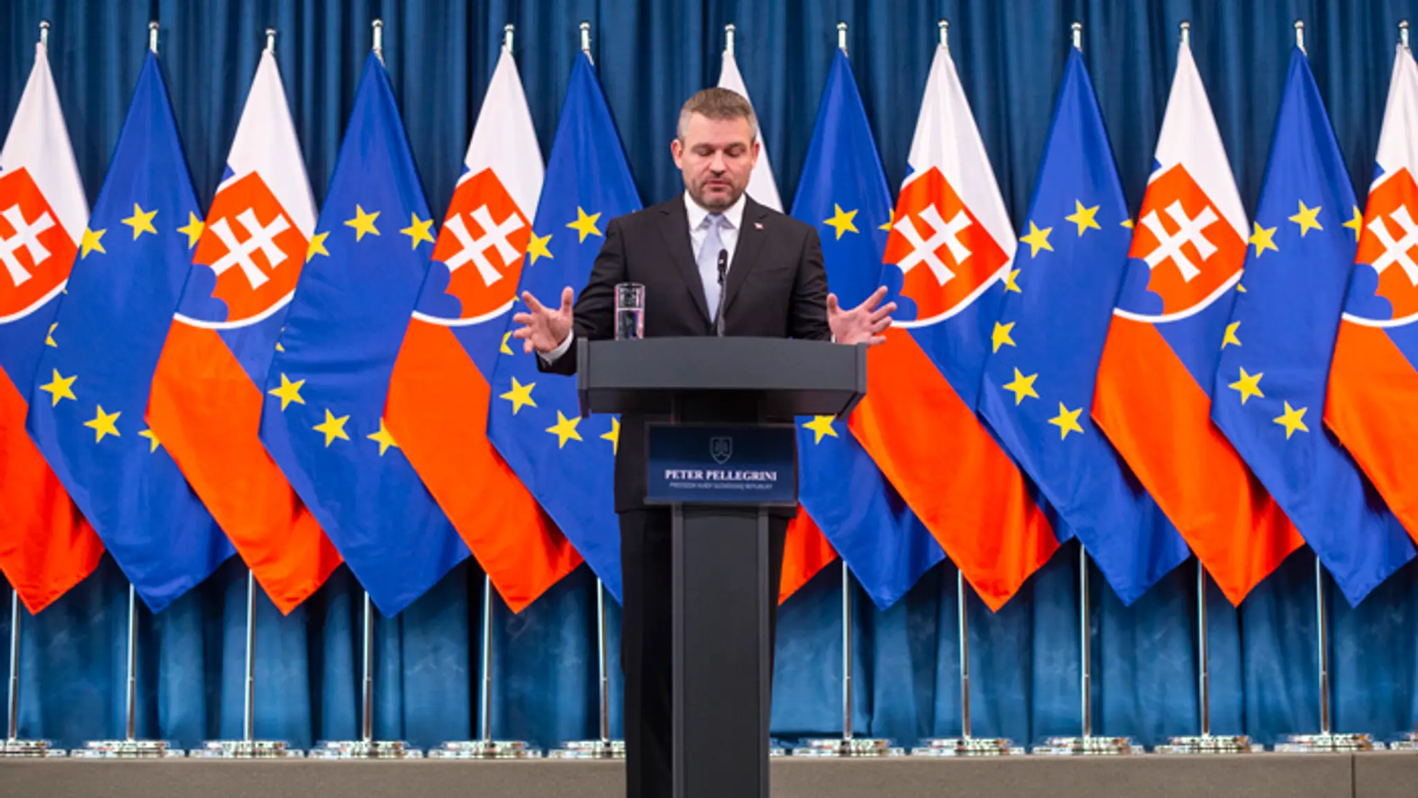 Lavína v nórskom mestečku Furugrenda.