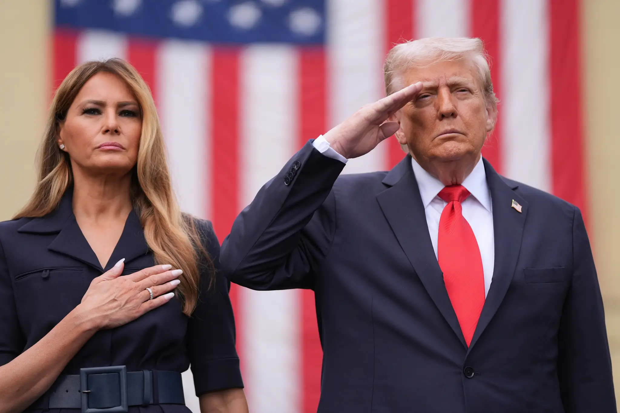 Americký prezident Donald Trump a prvá dáma USA Melania Trumpová sa účastnia na spomienkovej ceremónii vo Washingtone vo štvrtok 11. septembra 2025. 
