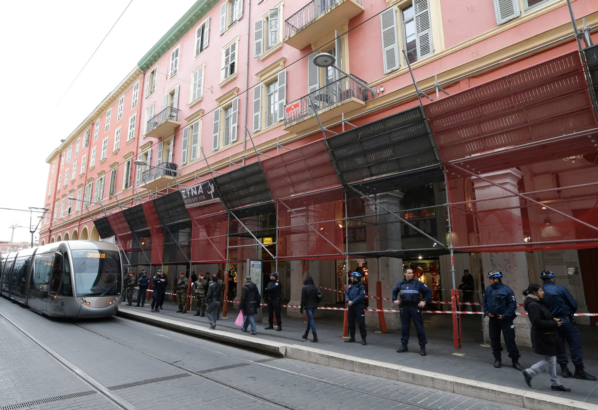 Vojaci hliadkujú vo francúzskom Nice