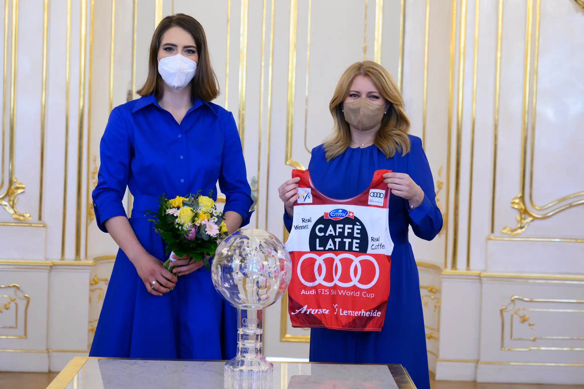 Na snímke vpravo prezidentka SR Zuzana Čaputová a vľavo Petra Vlhová. 