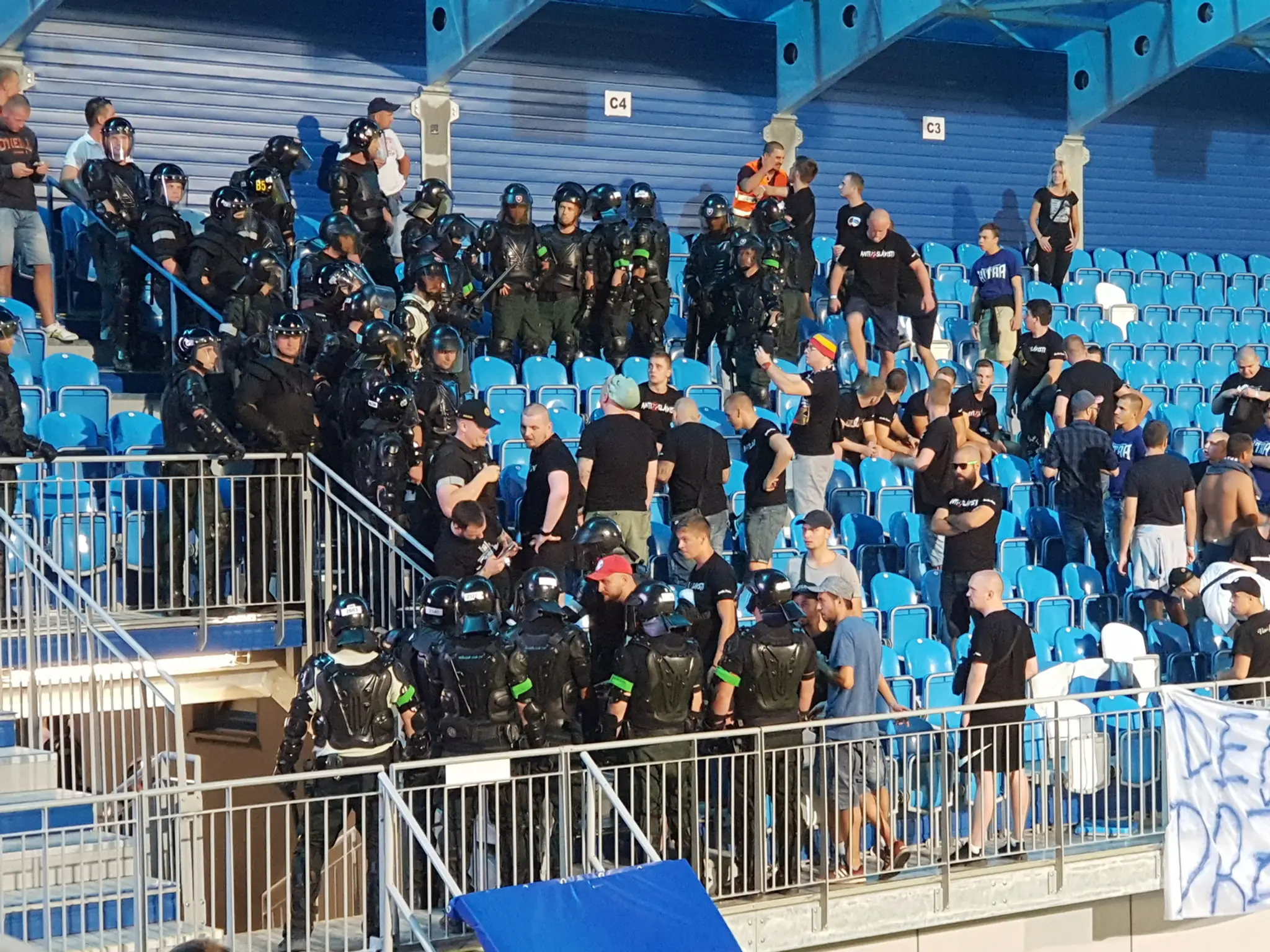 Fanklub spacifikovali policajti.