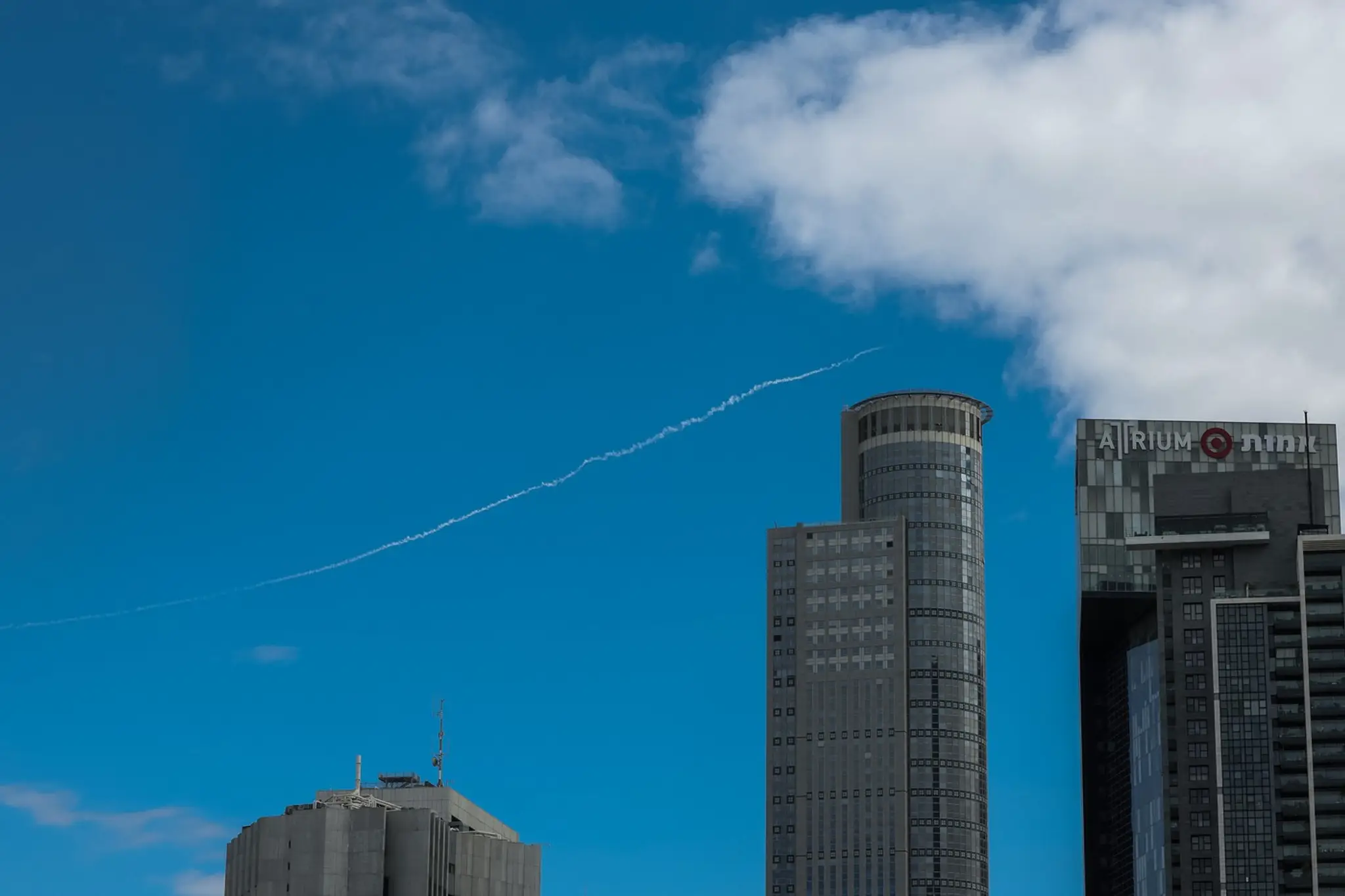 Stopa rakety z izraelského protiraketového systému Iron Dome nad Tel Avivom 28. februára.