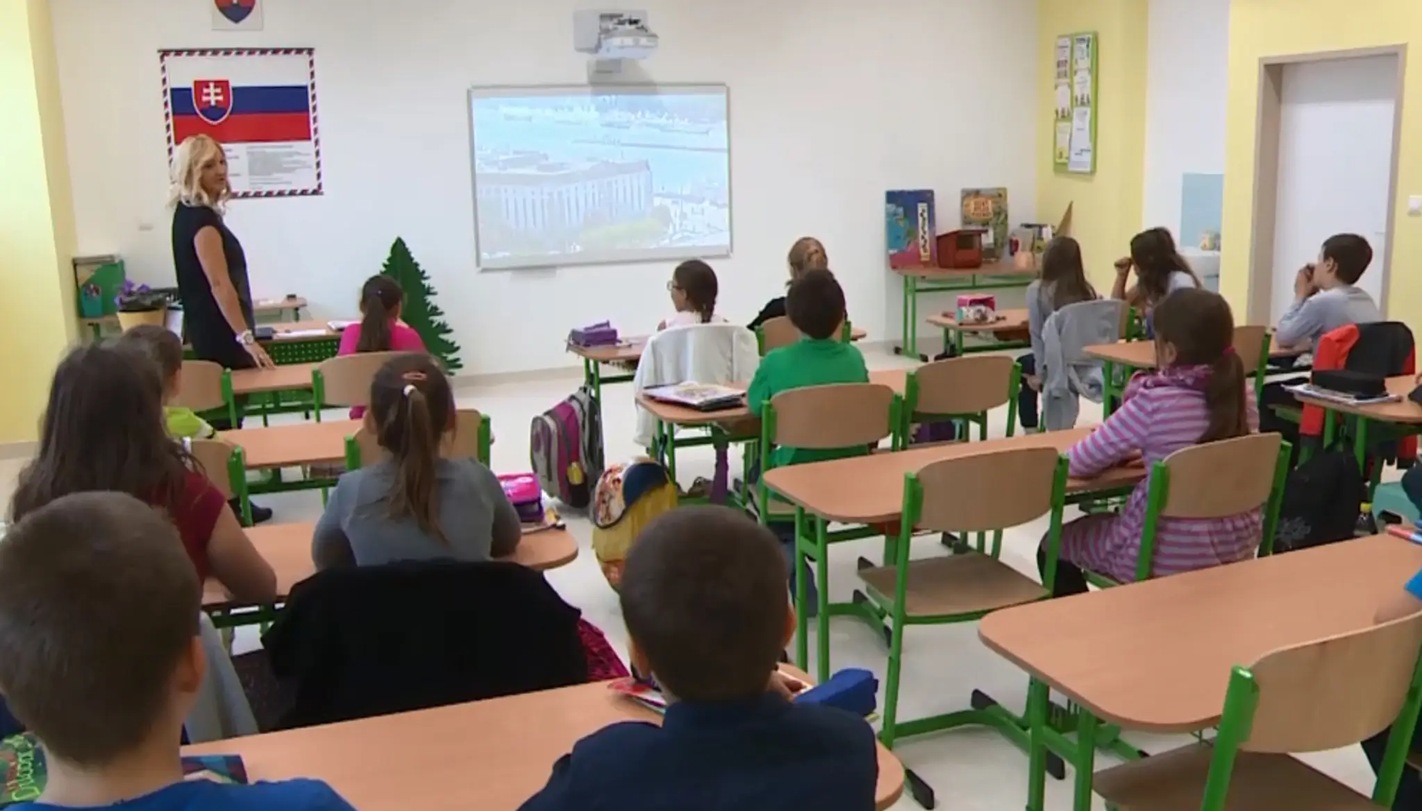 Učitelia začnú školský rok s vyššími platmi. Napriek tomu protestujú ďalej