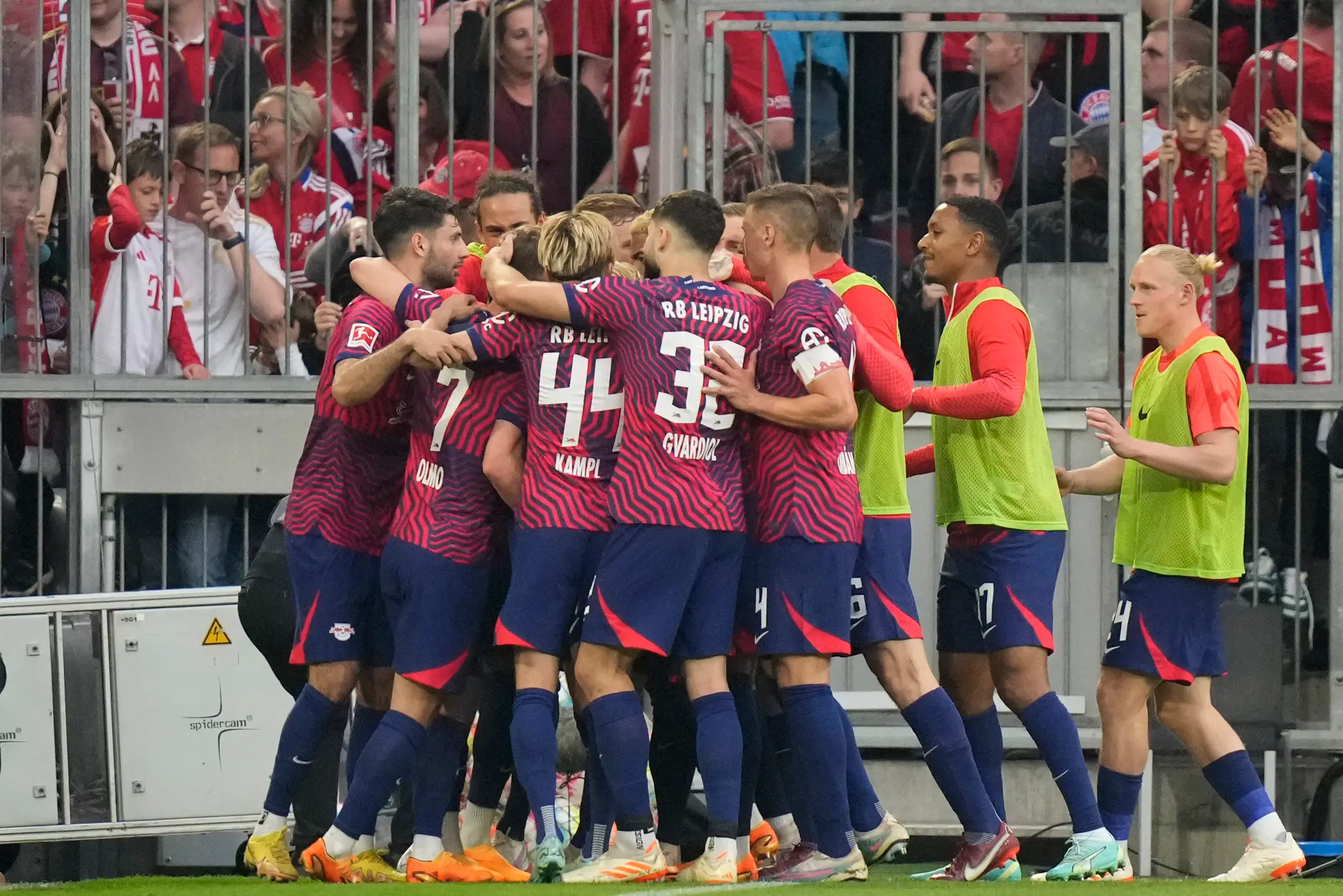 Futbalisti RB Lipsko oslavujú gól v zápase proti Bayernu Mníchov.