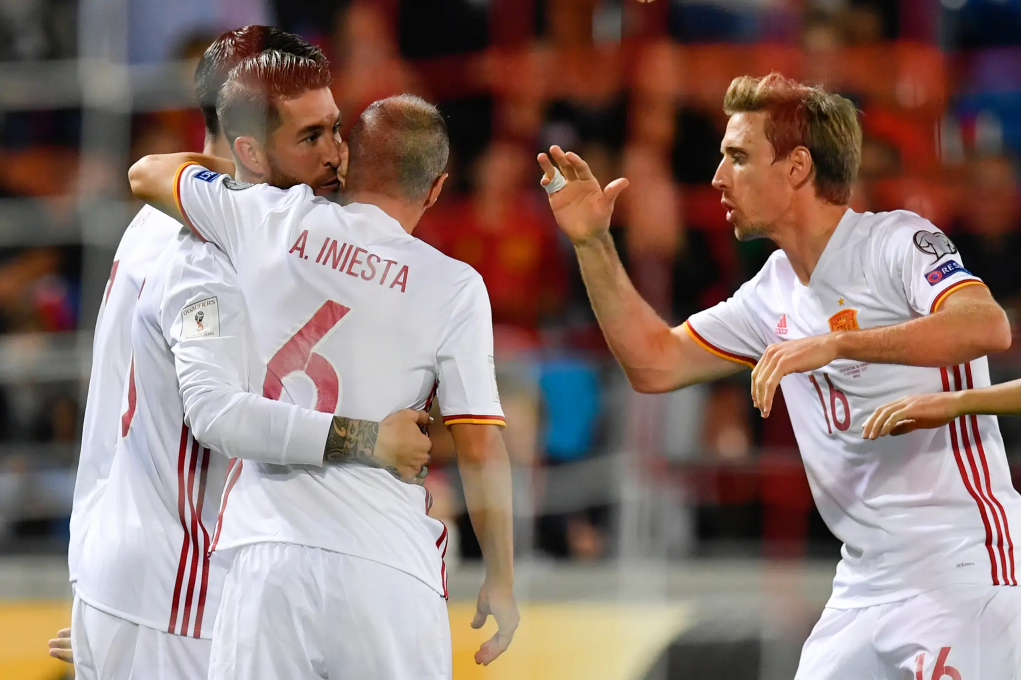 Sergio Ramos (druhý zľava) oslavuje so španielskymi spoluhráčmi gól v kvalifkácii proti Lichtenštajnsku.
