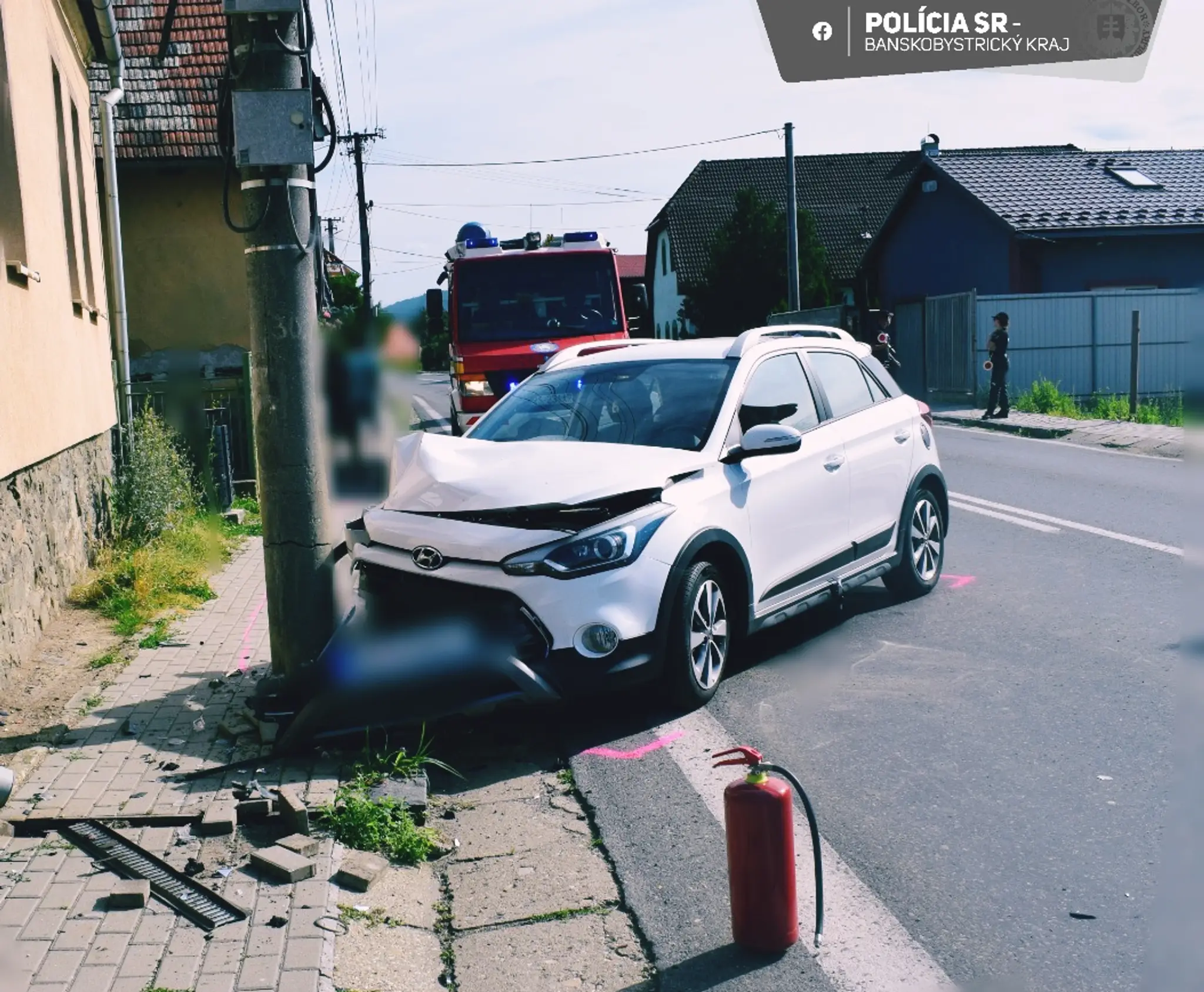 Auto po náraze v do stĺpa.