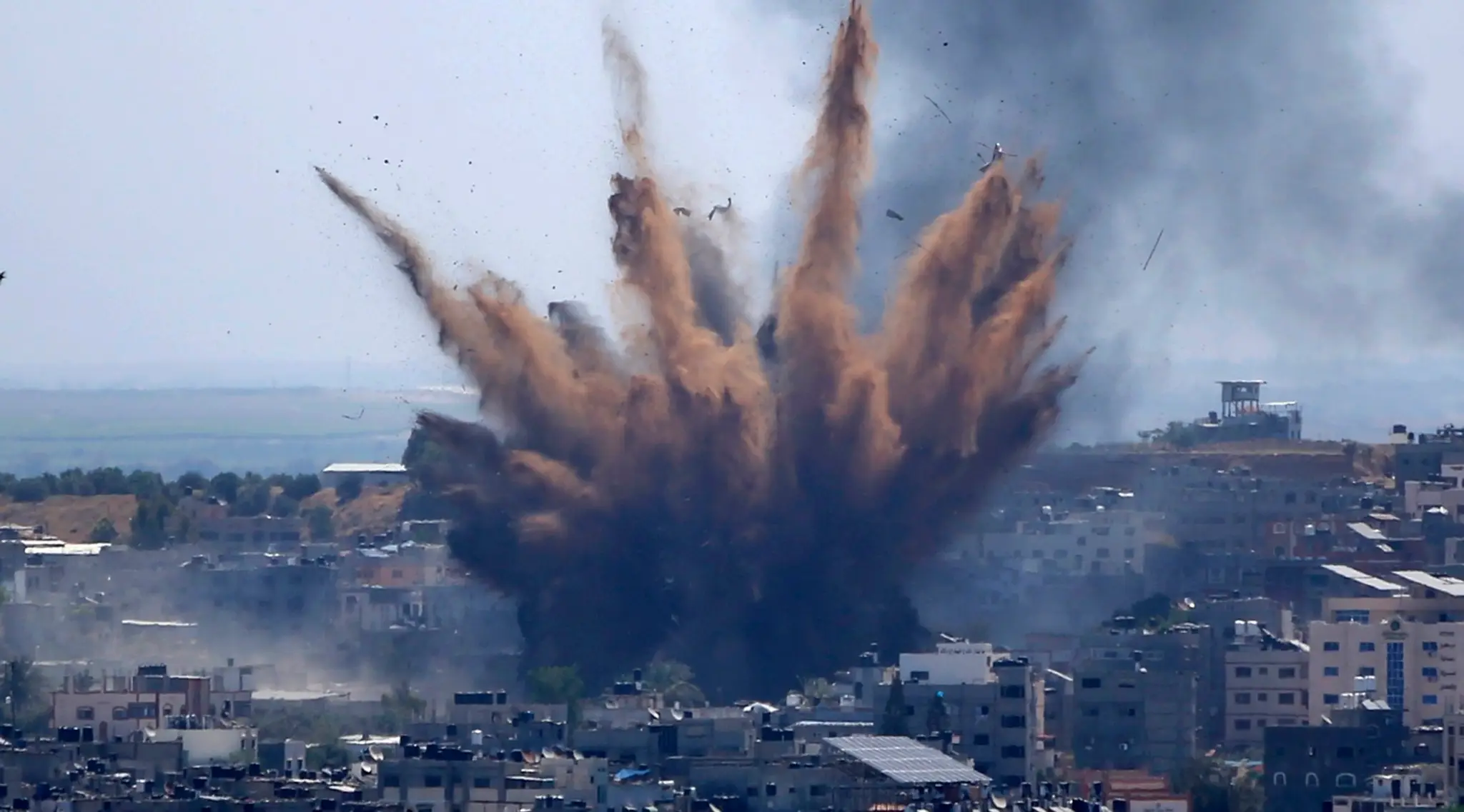 Dym stúpa po izraelskom leteckom útoku na budovu v Gaza City, v pásme Gazy.