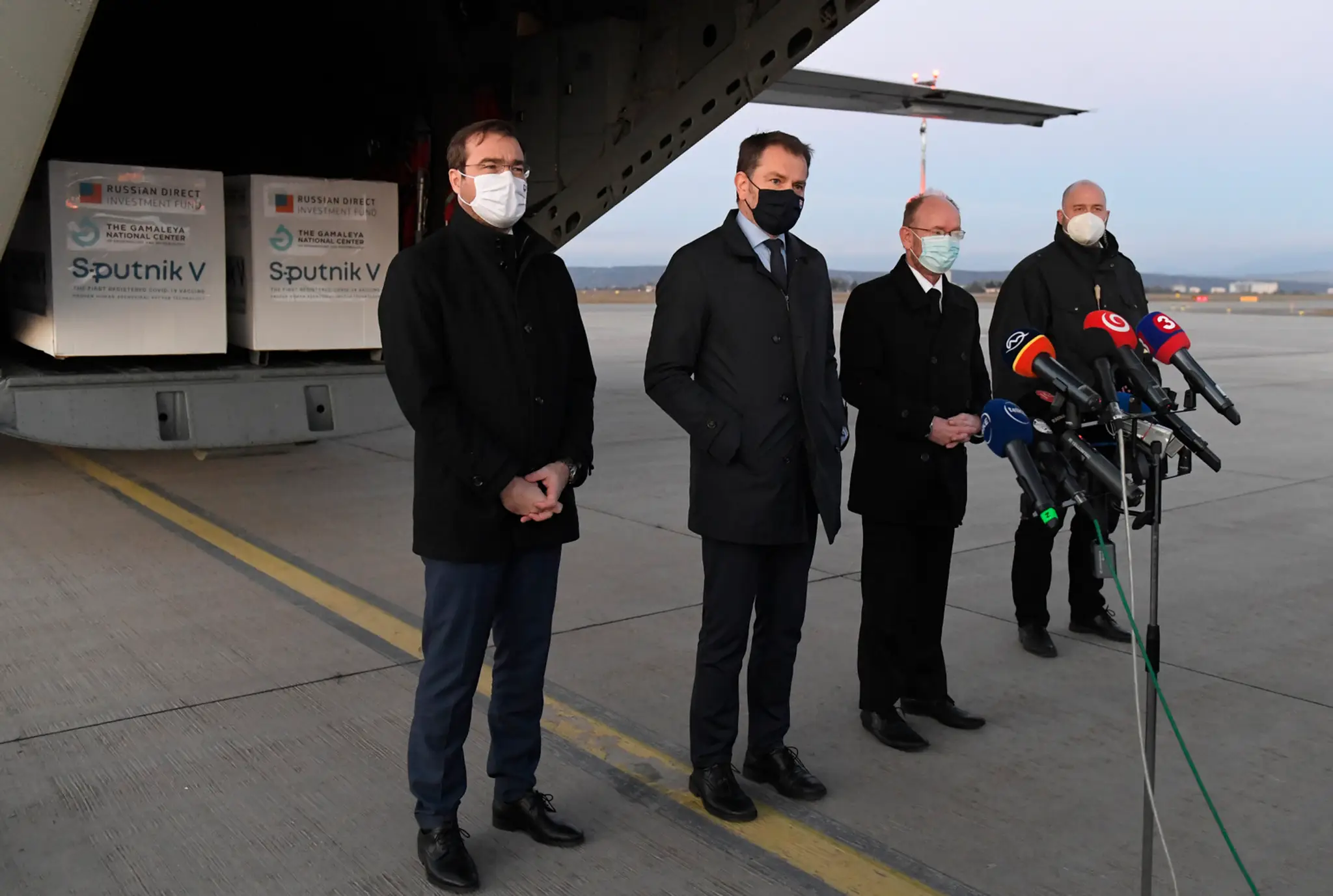 Igor Matovič, Marek Krajčí a infektológ Pavol Jarčuška počas vítania ruskej vakcíny Sputnik V
