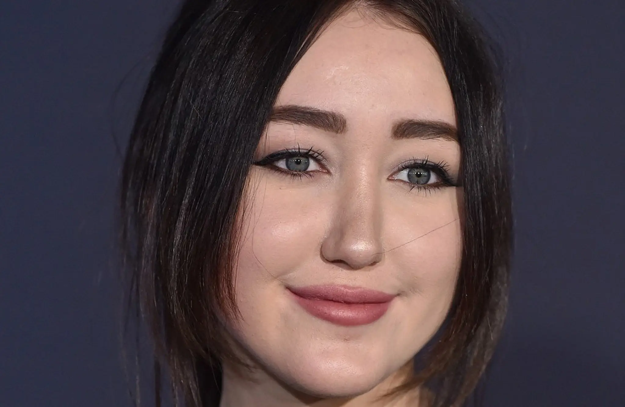 Sestra Miley Cyrus v odvážnych šatách. Má 17, ale nie telo dievčatka