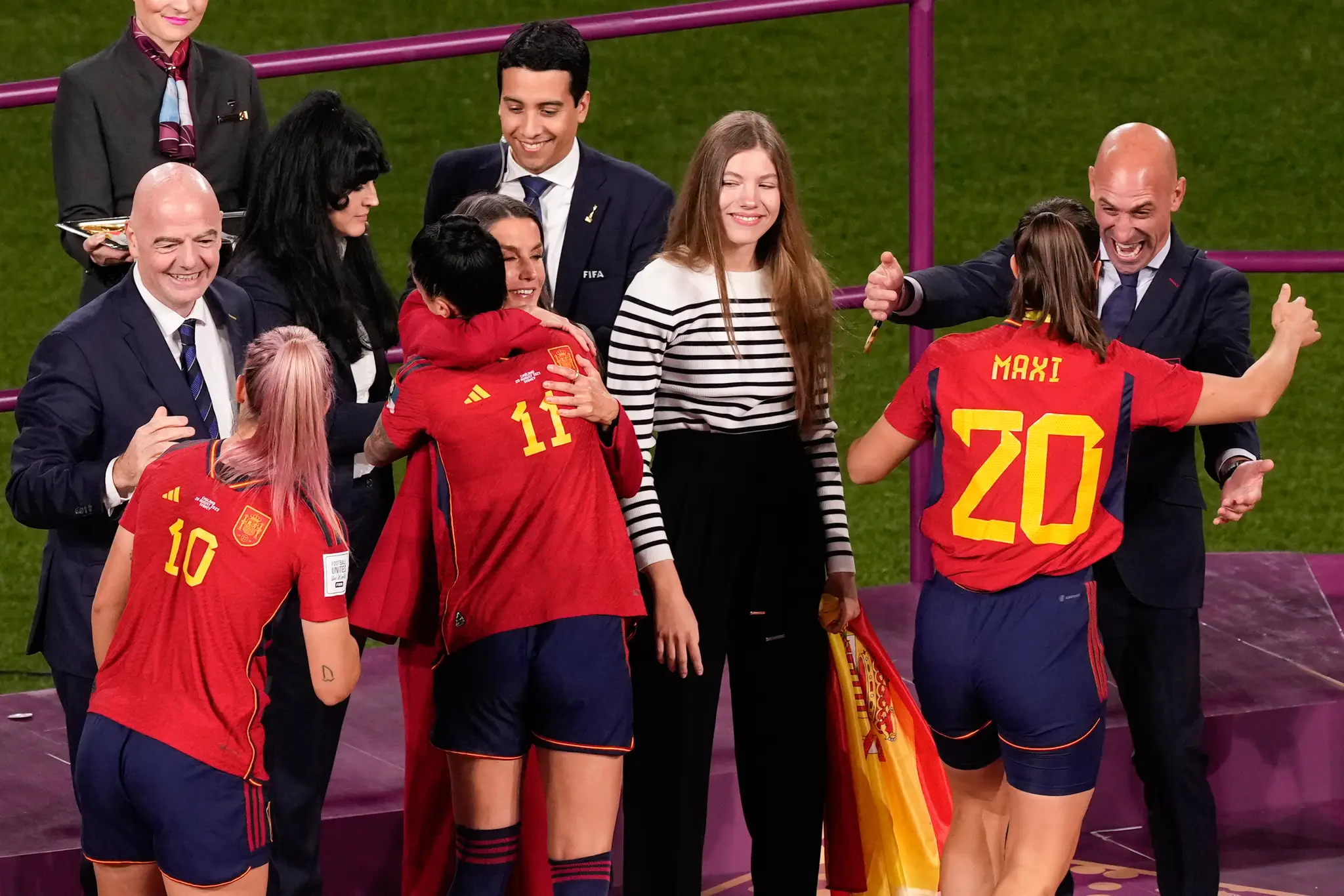 Prezident Španielskej futbalovej federácie pri odovzdávaní medailí na MS žien.