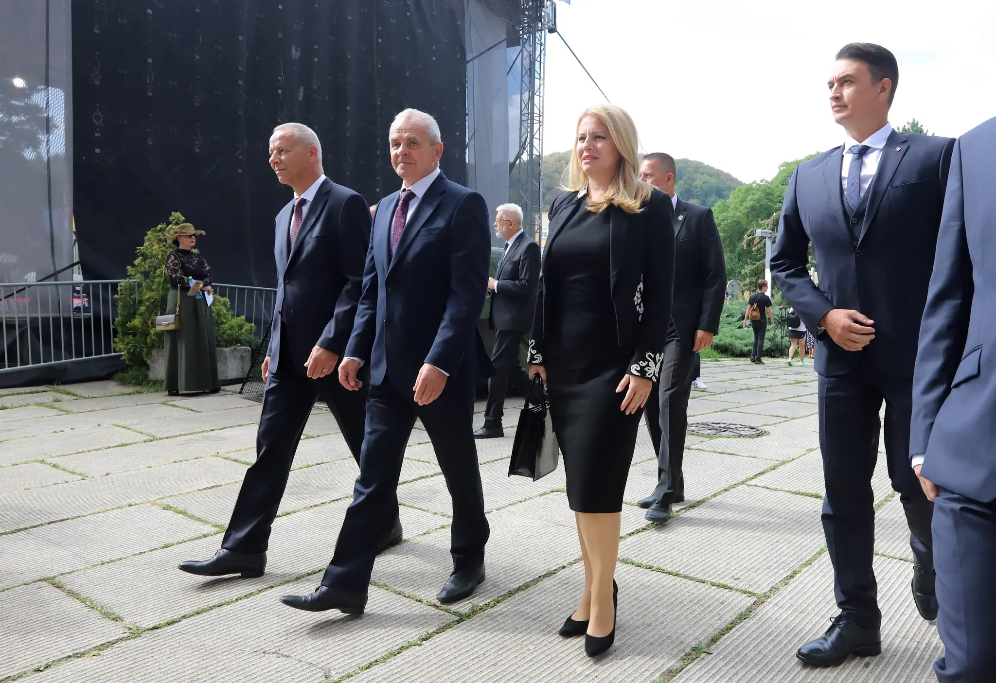 Zľava primátor mesta Banská Bystrica Ján Nosko, predseda BBSK Ján Lunter, prezidentka Zuzana Čaputová a jej partner Juraj Rizman počas celoštátnych osláv 78. výročia SNP v areáli Múzea SNP v Banskej Bystrici.