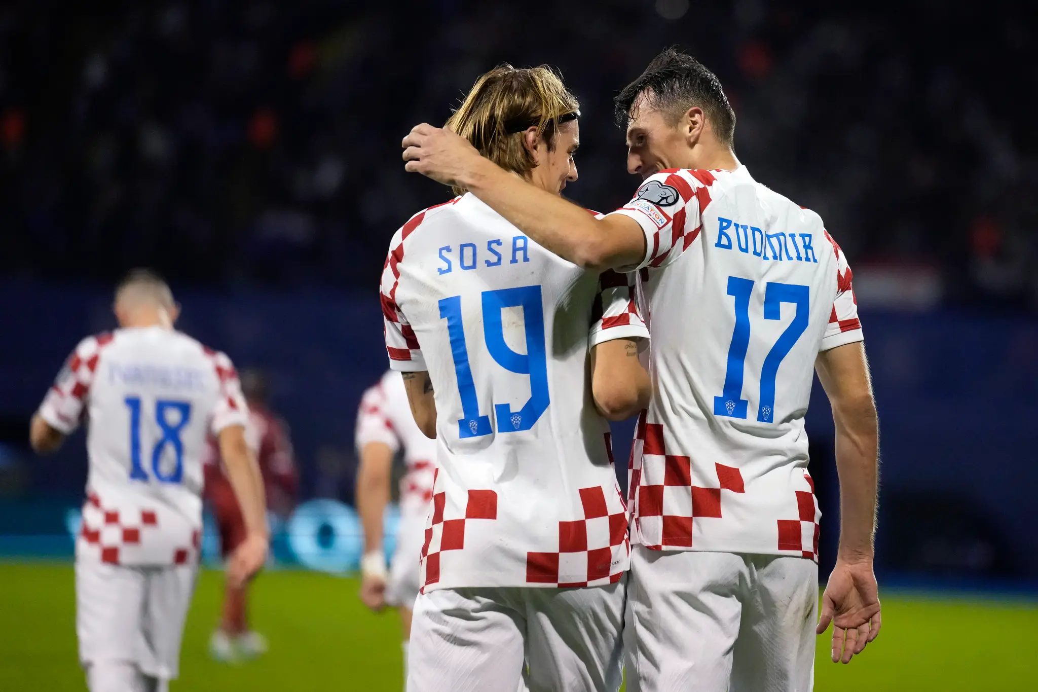 Chorvátsky hráč Ante Budimir (vpravo) oslavuje so spoluhráčom Bornom Sosom.