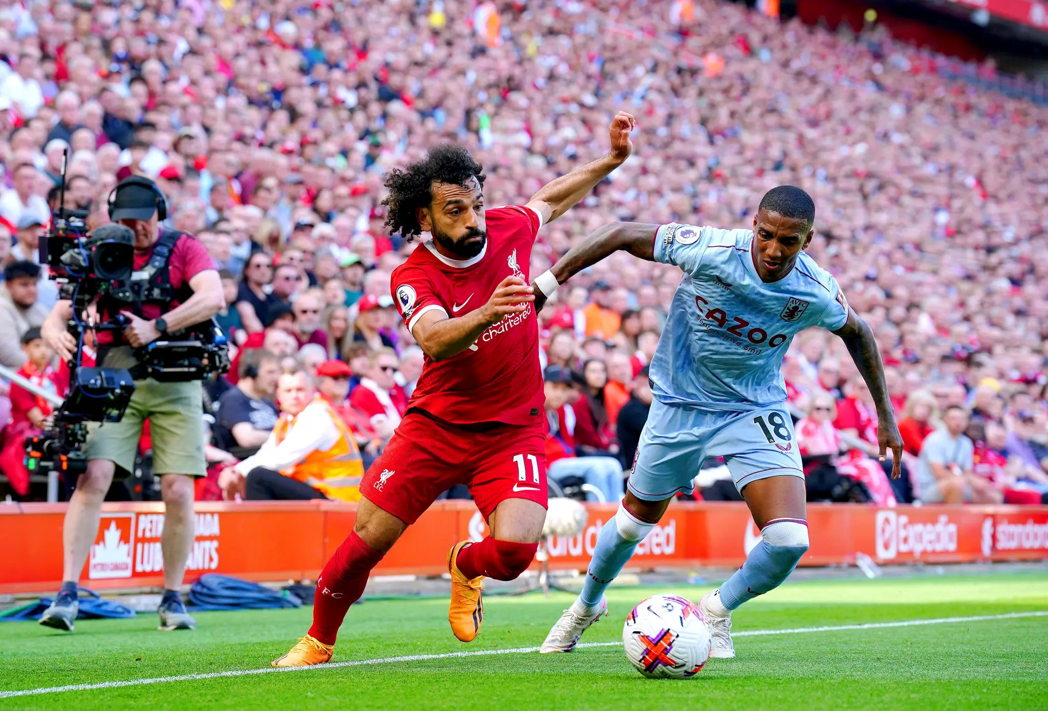 Hráč Liverpoolu Mohamed Salah v súboji o loptu.