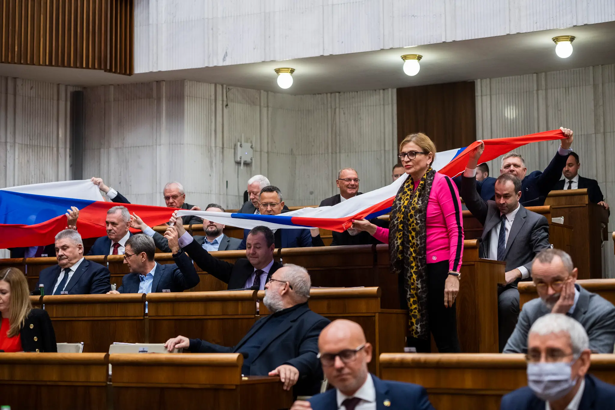 Poslanci schválili zmenu ústavy v súvislosti s predčasnými voľbami.
