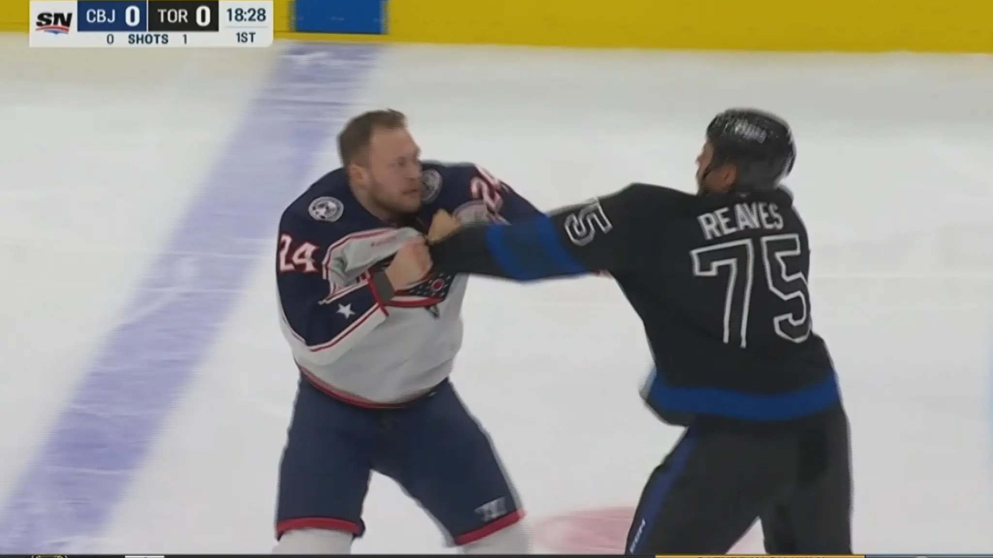 V čiernom drese Toronta Ryan Reaves, váha 102 kilogramov, v bielych farbách Columbusu 95 kilogramov vážiaci Mathieu Olivier.