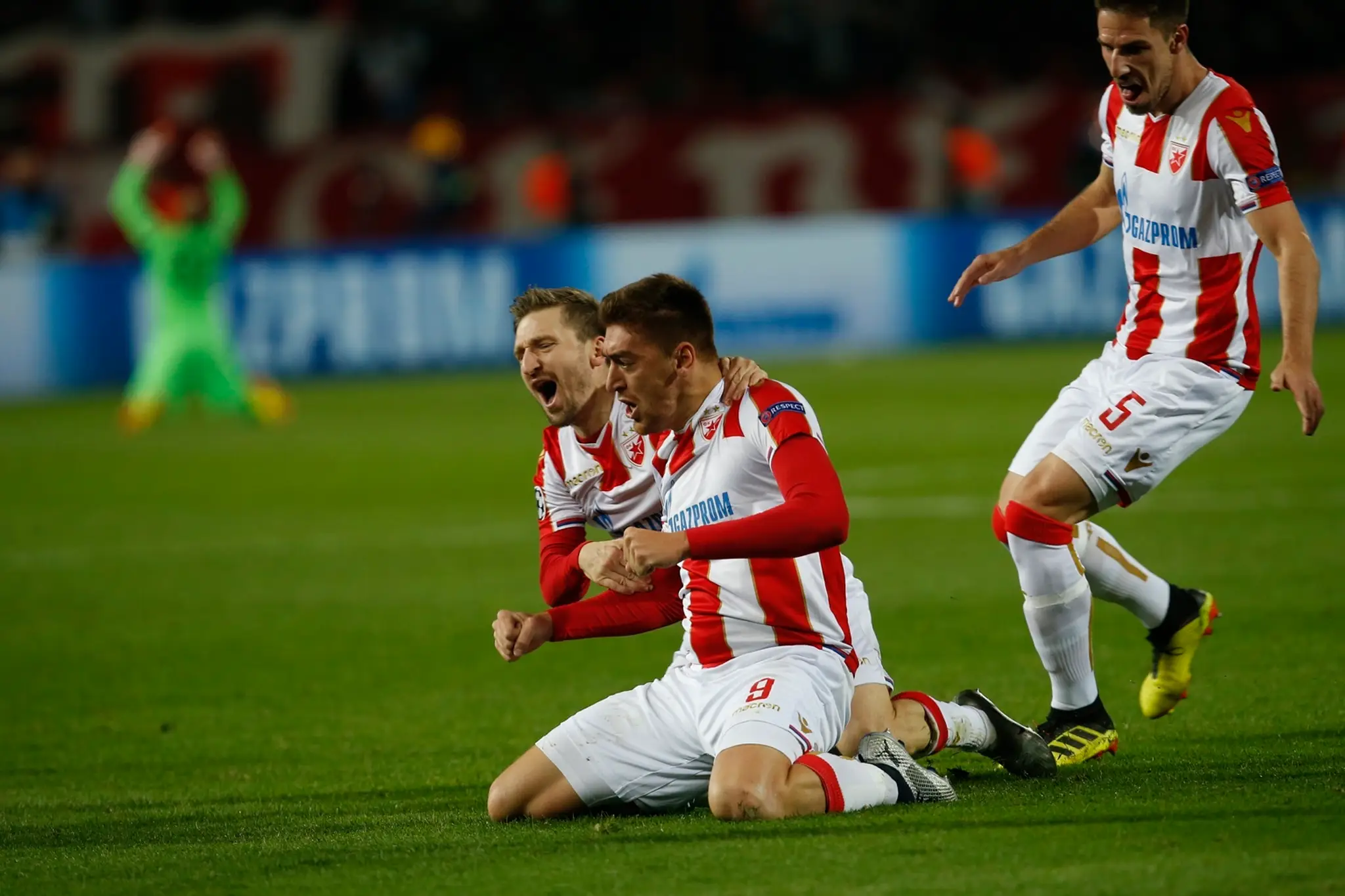 Milan Pavkov (v strede) oslavuje so spoluhráčmi z Crvenej zvezdy gól v dueli LM proti Liverpoolu.