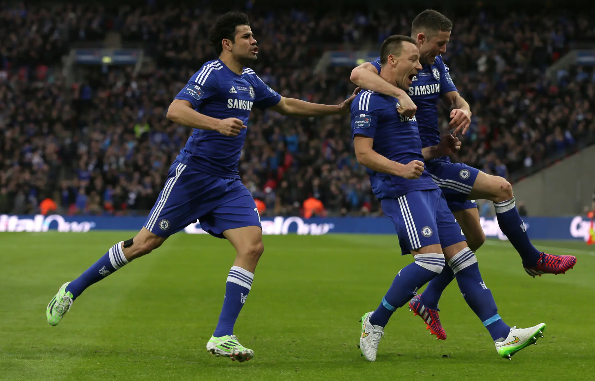 John Terry sa raduje so spoluhráčmi z otváracieho gólu vo finále Ligového poháru Chelsea Londýn - Tottenham Hotspur.