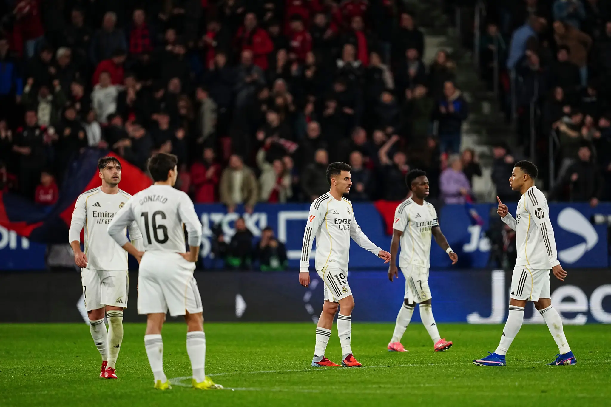 Futbalisti Realu Madrid reagujú po inkasovaní druhého gólu.