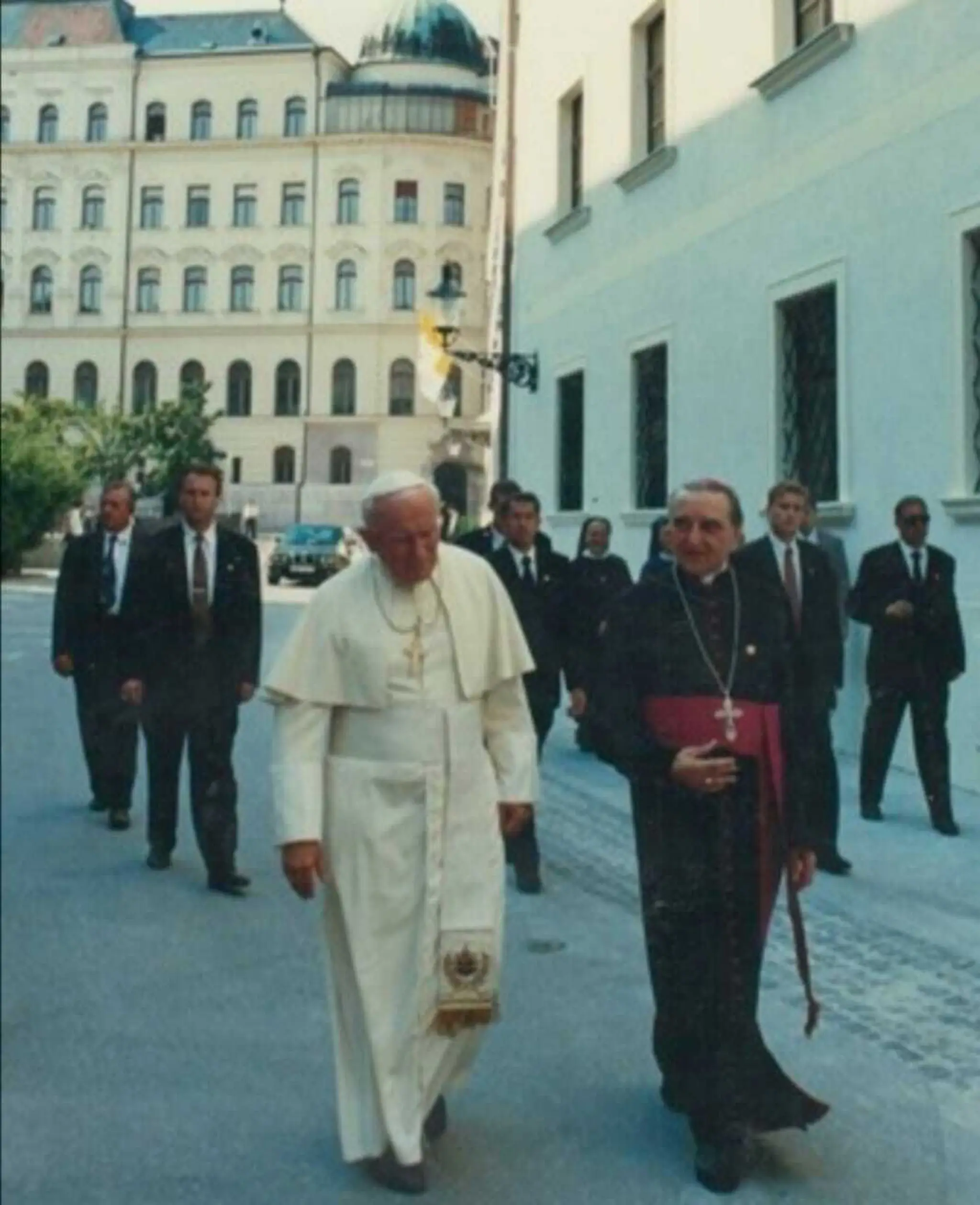 Pápež Ján Pavol II., za ním Juraj Zábojník.