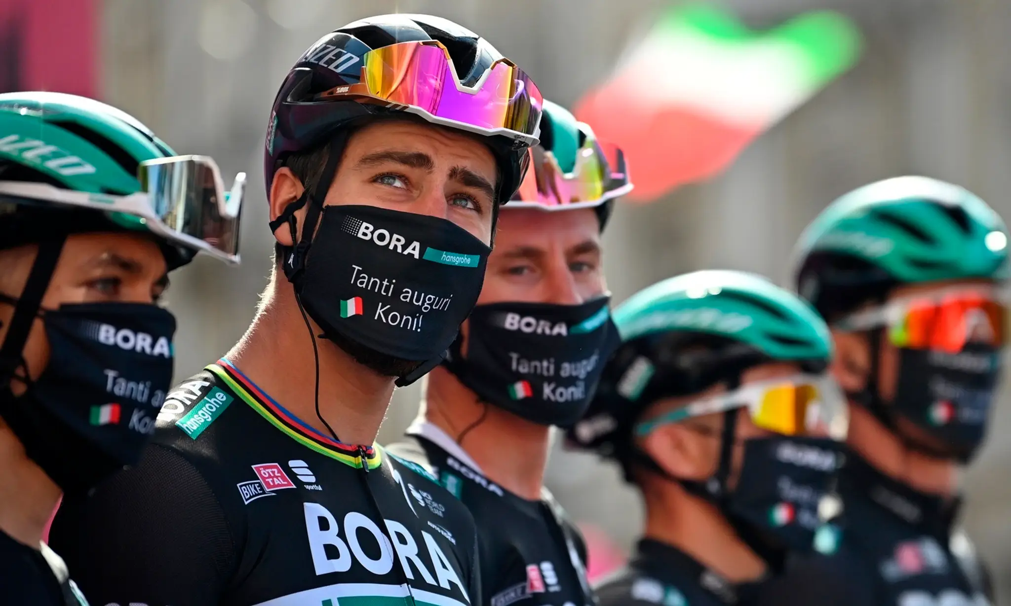 Na snímke druhý zľava slovenský cyklista Peter Sagan (Bora-Hansgrohe) pred štartom 10. etapy pretekov Giro d'Italia.