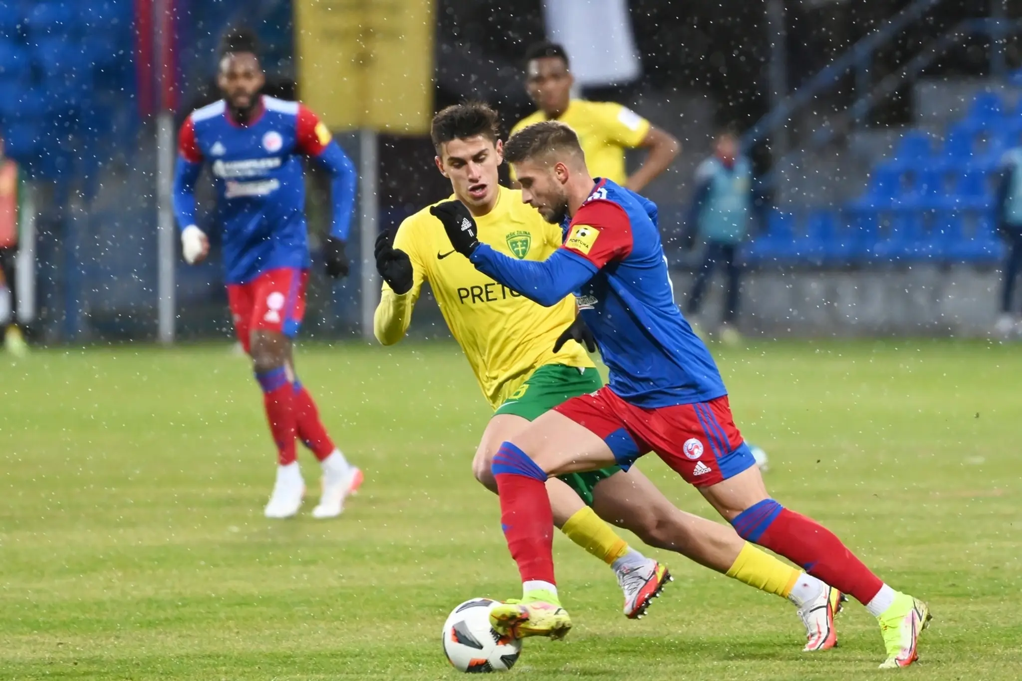 Sprava Seničan Filip Oršula a Enis Fazlagič zo Žiliny v dohrávke 16. kola Fortuna ligy.