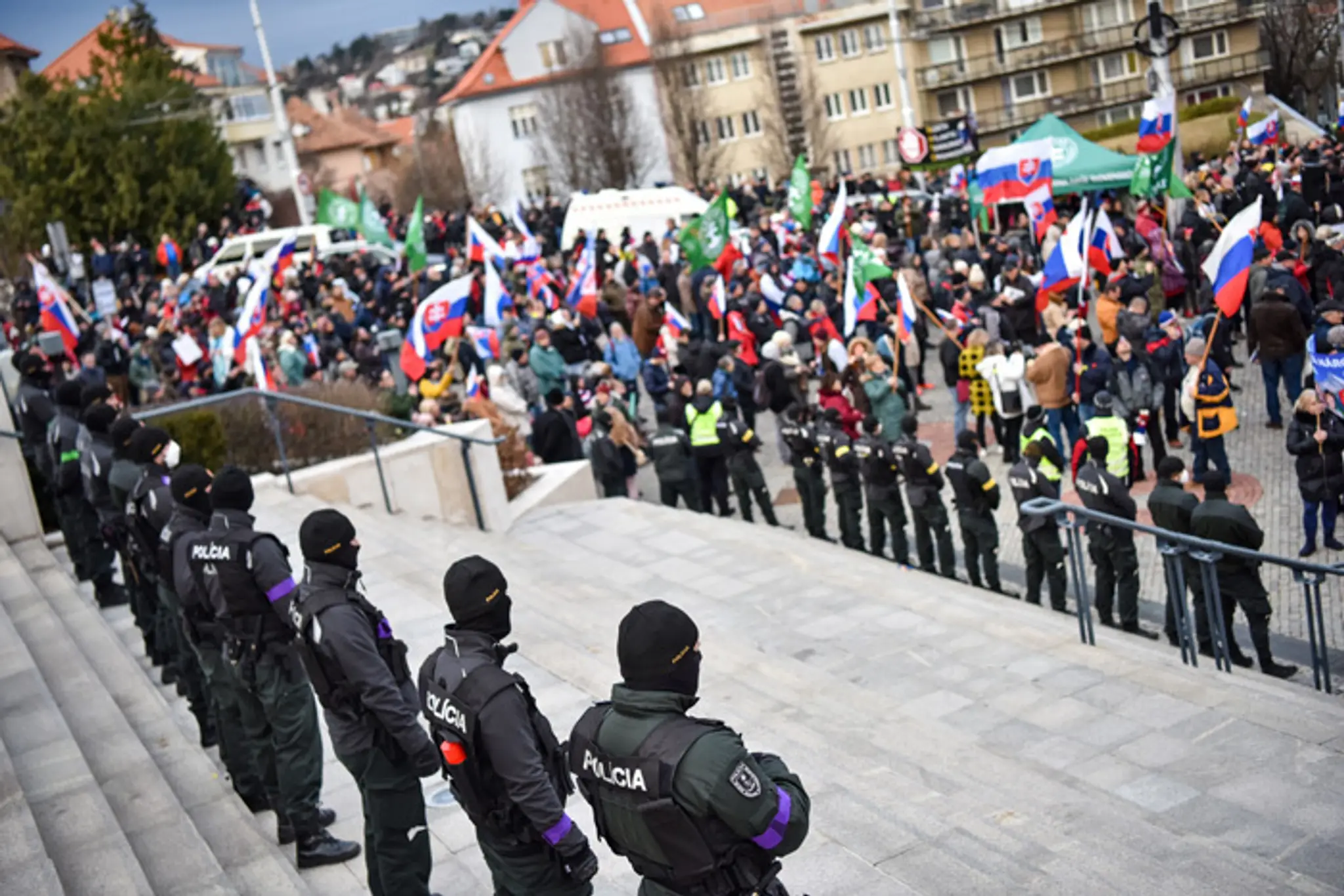 Účastníci protestu proti obrannej dohode s USA pred parlamentom.
