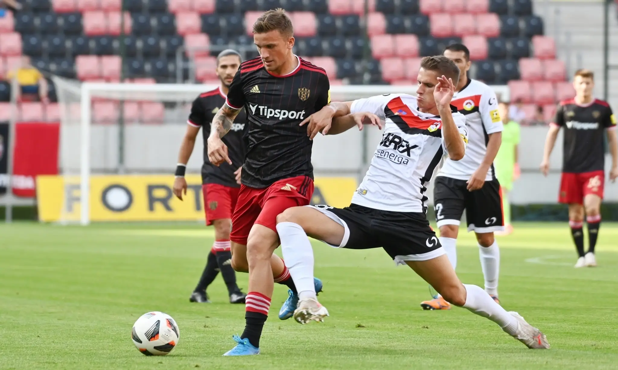 Na snímke vľavo hráč Trnavy Milan Ristovski a hráč Tatranu Dávid Filinský počas zápasu 3. kola Fortuna ligy.