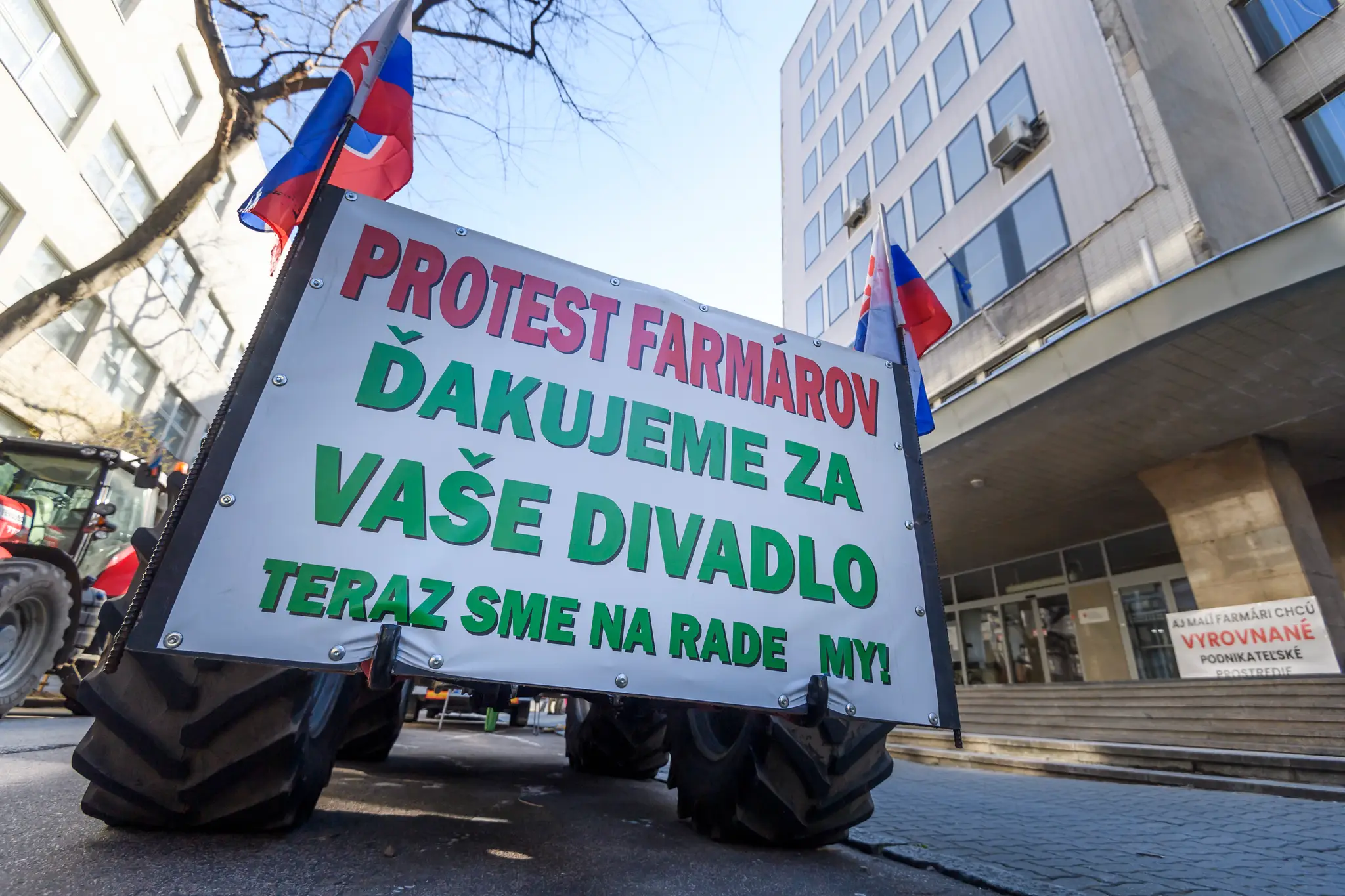 Protestné zhromaždenie farmárov, gazdov, poľnohospodárov a roľníkov pred Ministerstvom pôdohospodárstva a rozvoja vidieka SR v Bratislave